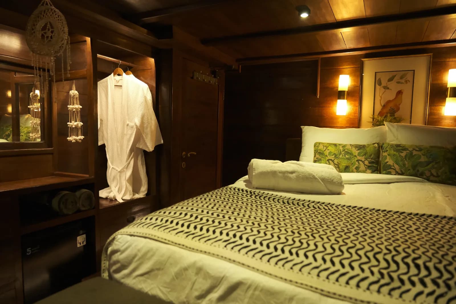 Deluxe Double - Komodo Labuan Bajo Phinisi Boat Cabin
