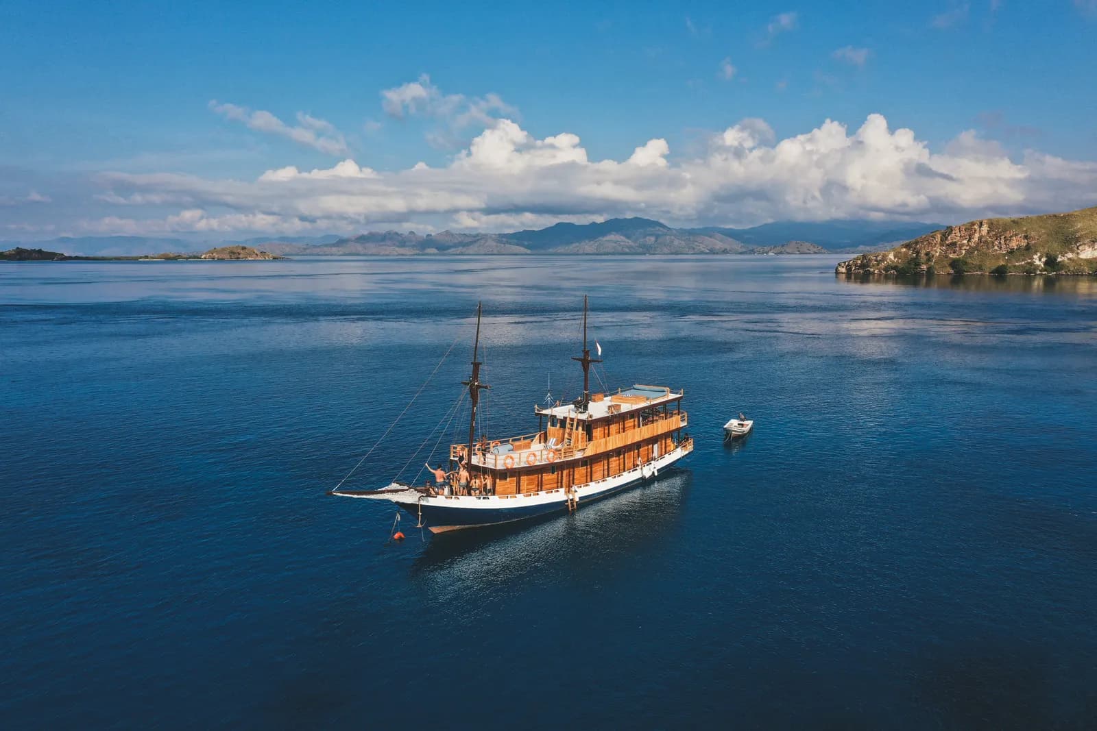 Komodo Tour 3D2N - Papiton Lopi - Komodo Labuan Bajo Phinisi Boat Tour Package