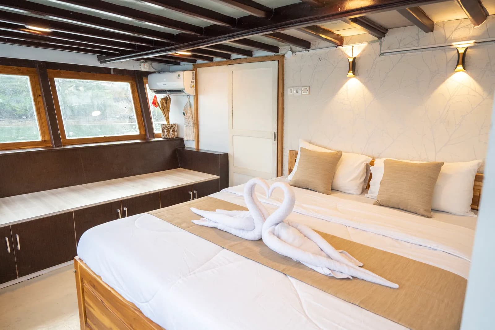 Master Ocean - Komodo Labuan Bajo Phinisi Boat Cabin