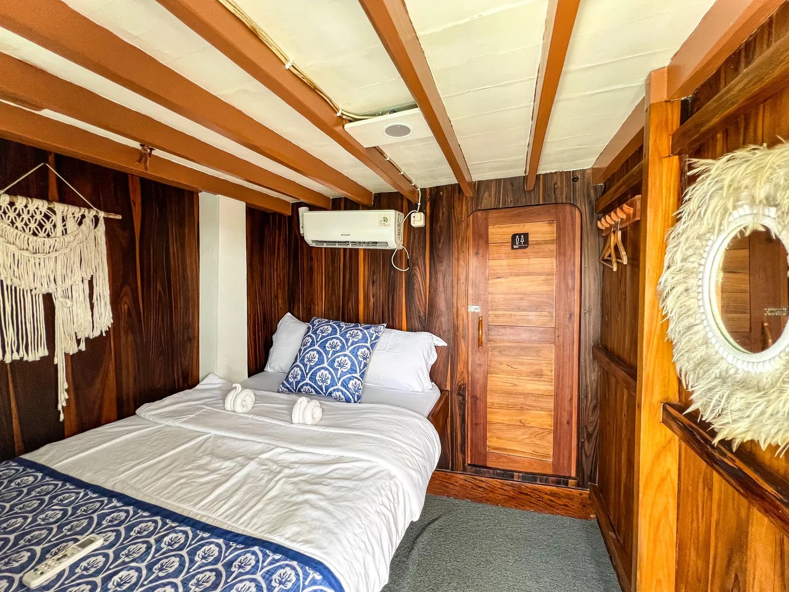 Rinjani Cabin - Komodo Labuan Bajo Phinisi Boat Cabin