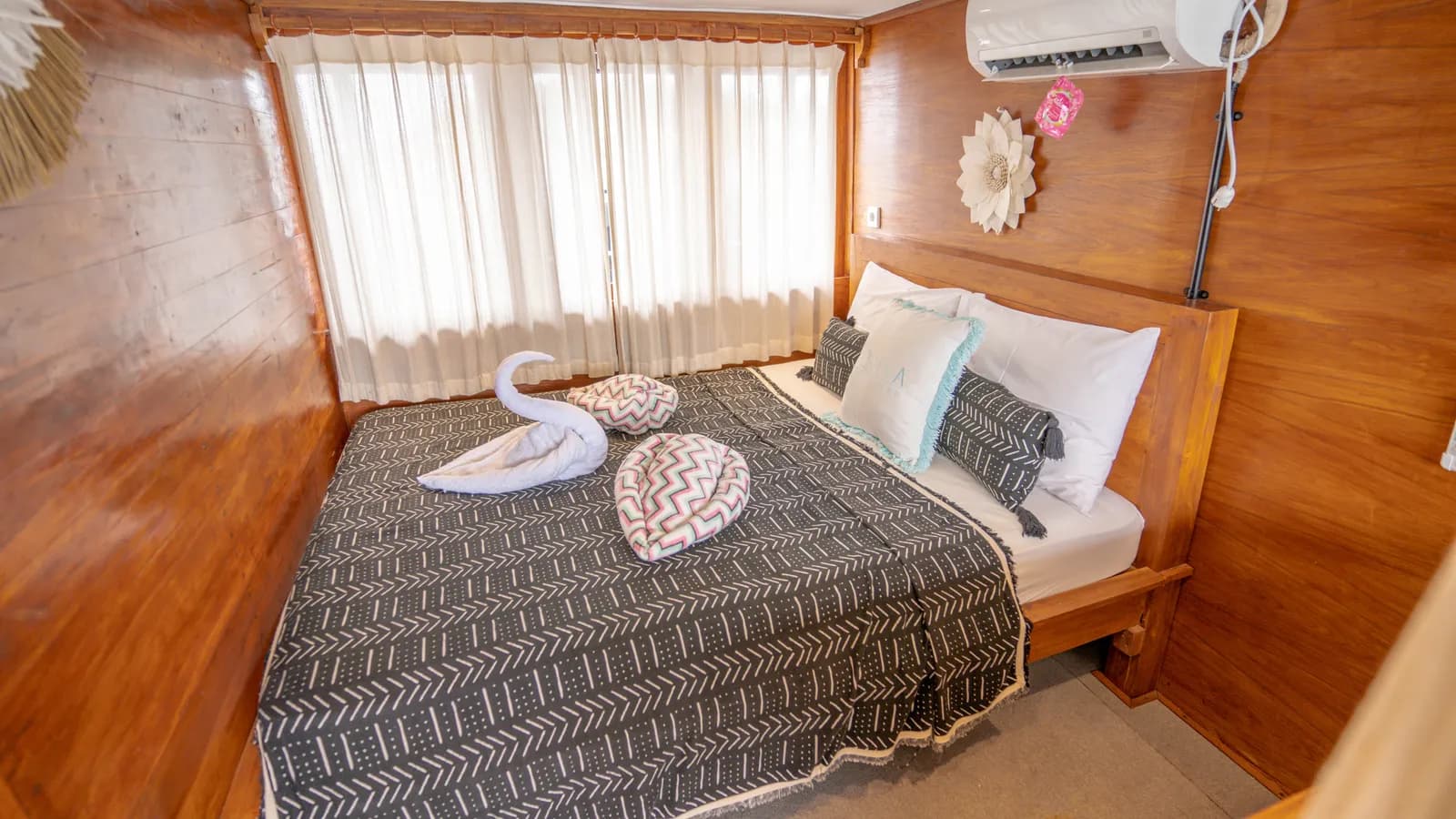 Deluxe Cabin - Komodo Labuan Bajo Phinisi Boat Cabin