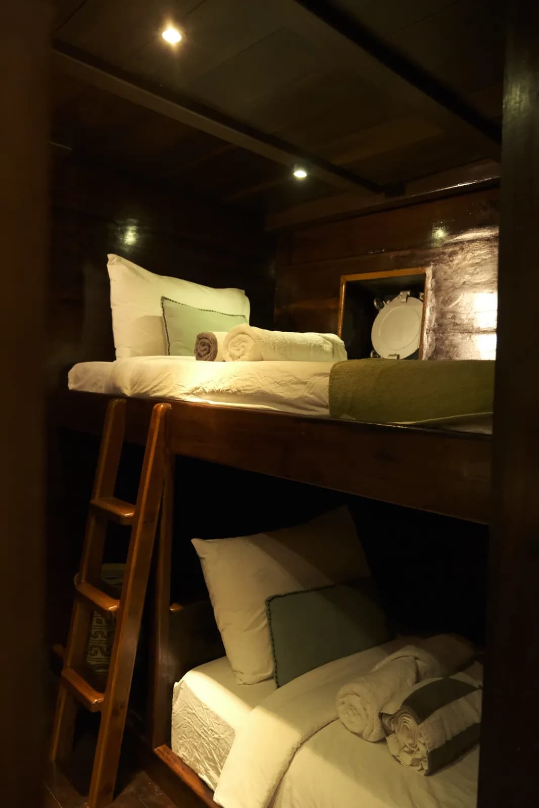 Deluxe Twin - Komodo Labuan Bajo Phinisi Boat Cabin