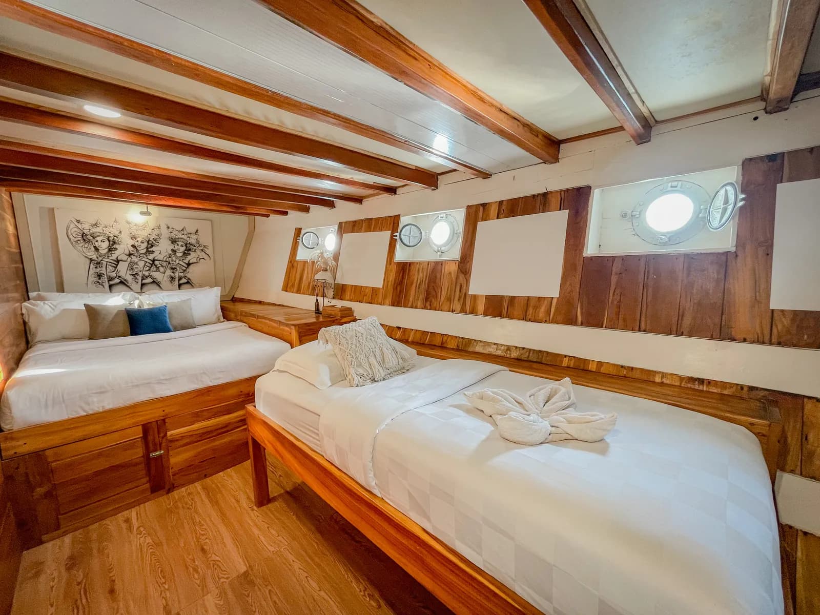 Balinese Cabin - Komodo Labuan Bajo Phinisi Boat Cabin