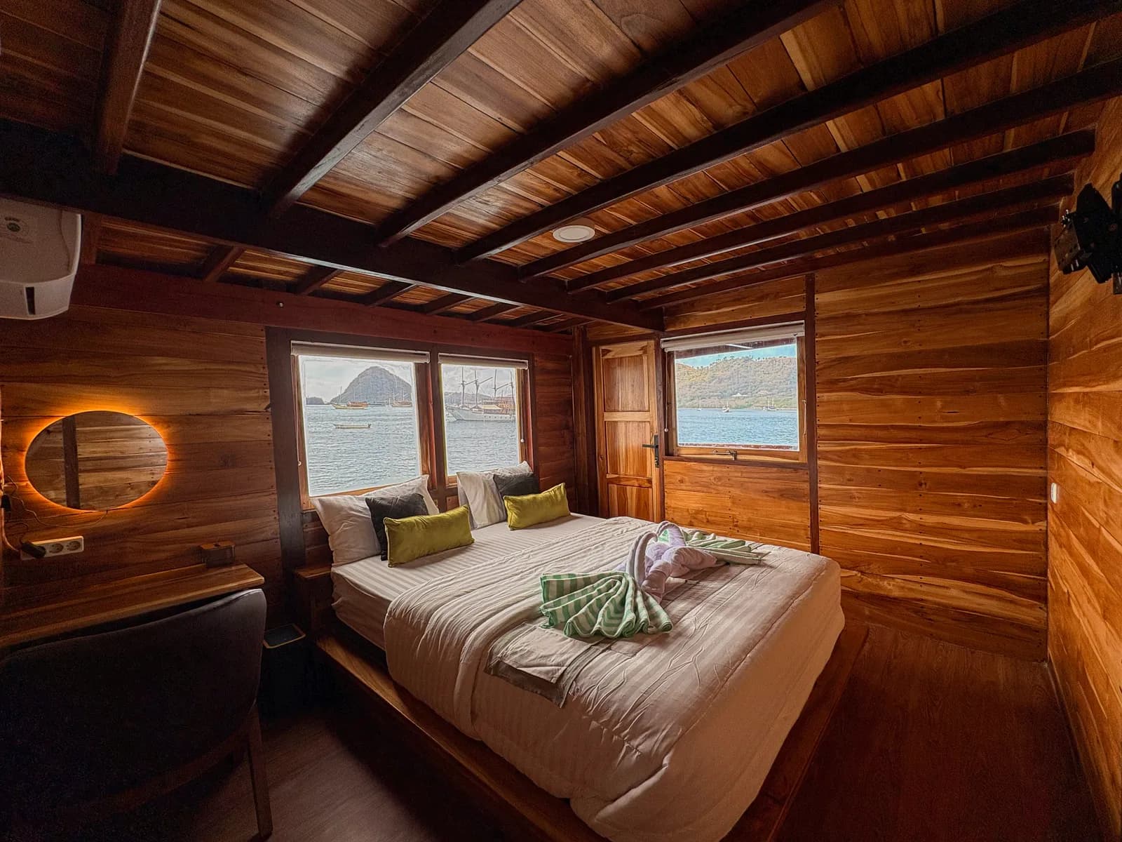 Master Cabin - Komodo Labuan Bajo Phinisi Boat Cabin