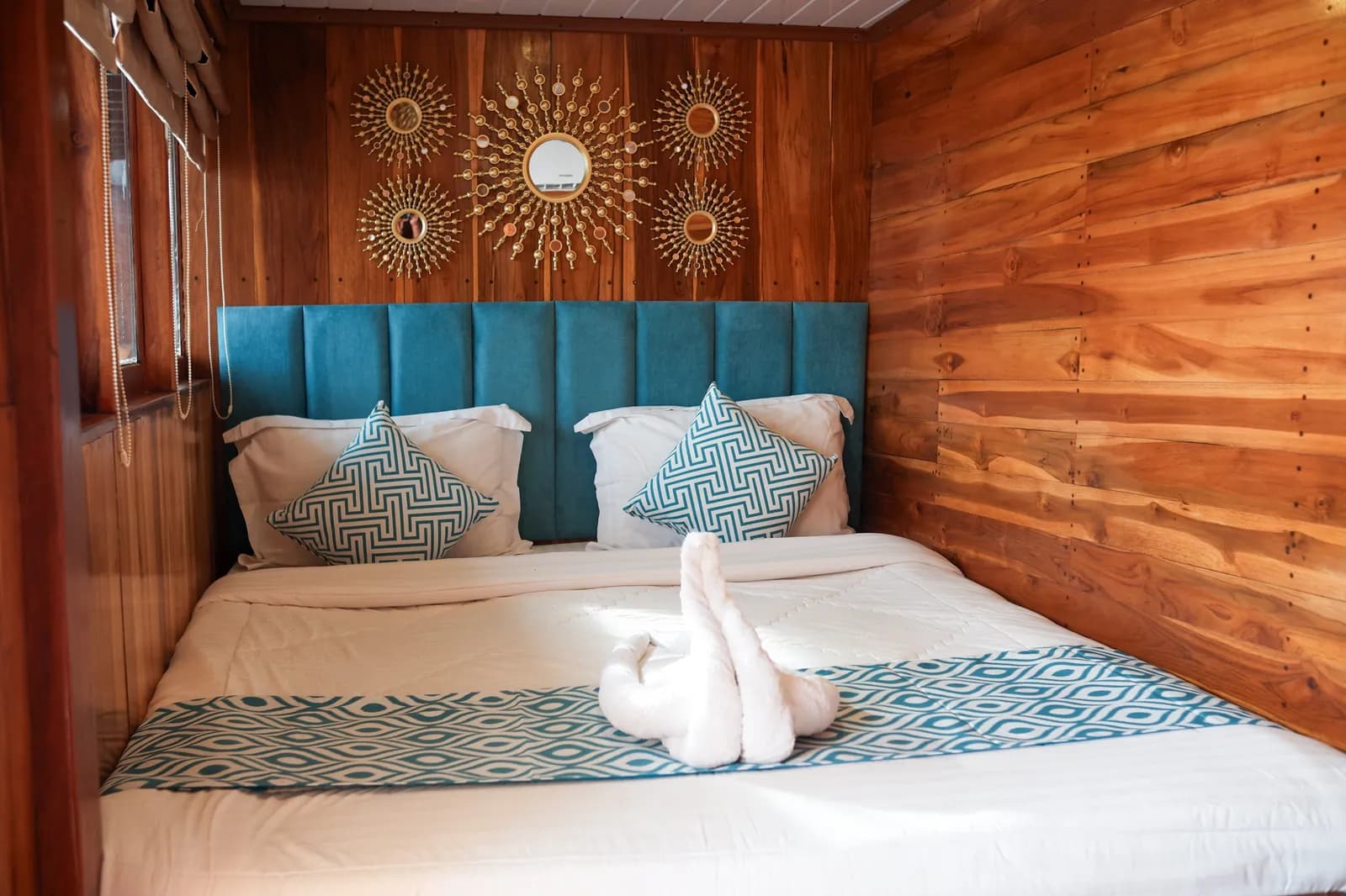 Deluxe Cabin 1 - Komodo Labuan Bajo Phinisi Boat Cabin