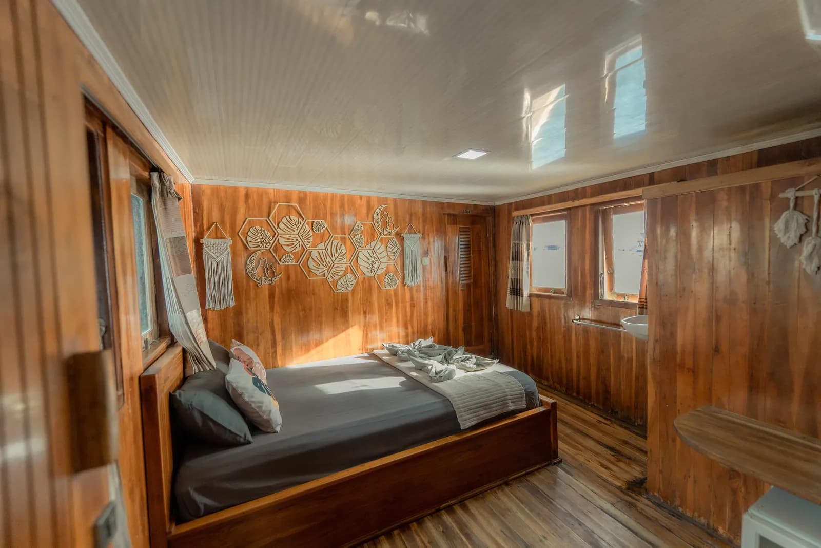 Master Cabin - Komodo Labuan Bajo Phinisi Boat Cabin