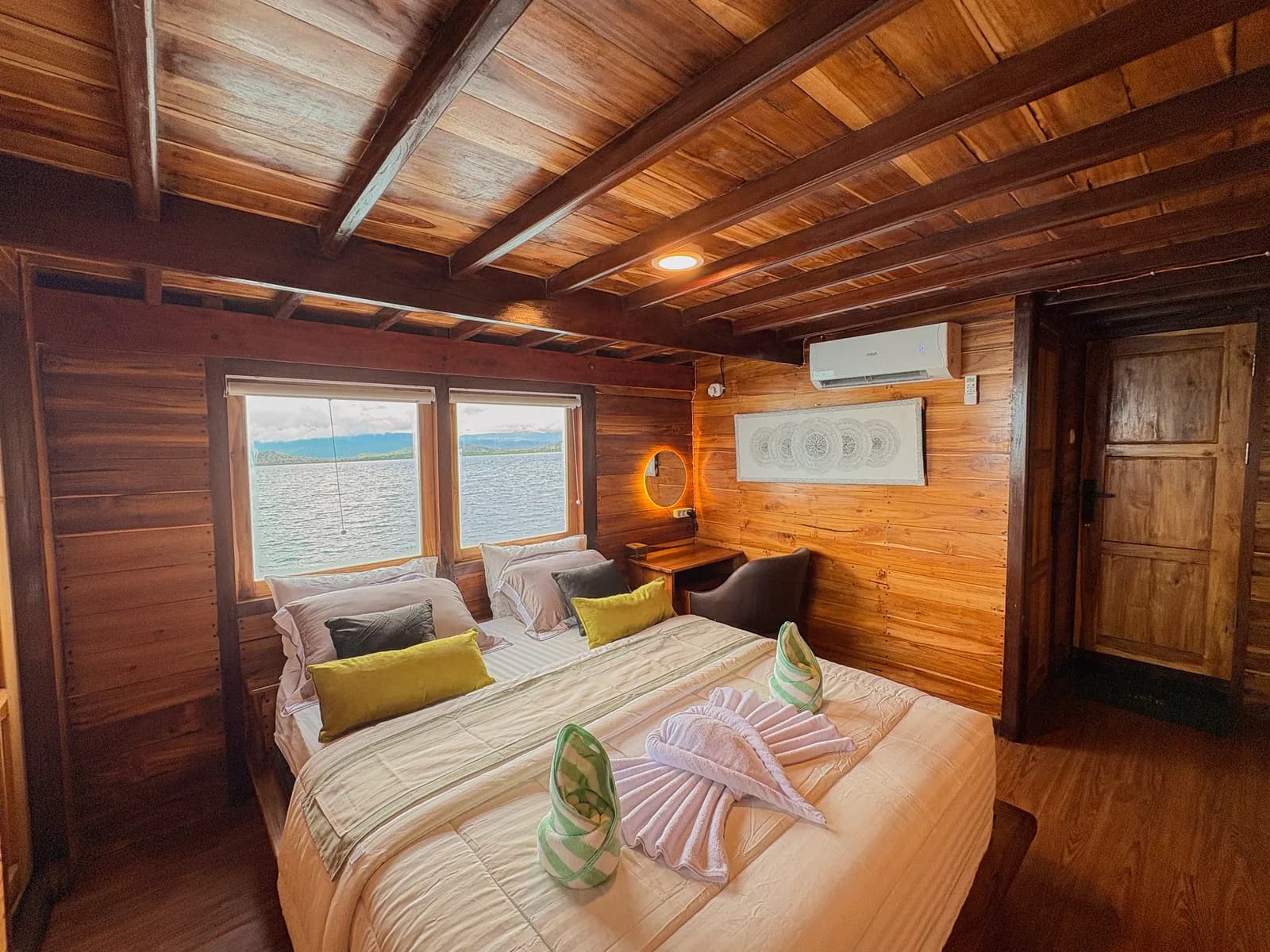 Master Cabin - Komodo Labuan Bajo Phinisi Boat Cabin