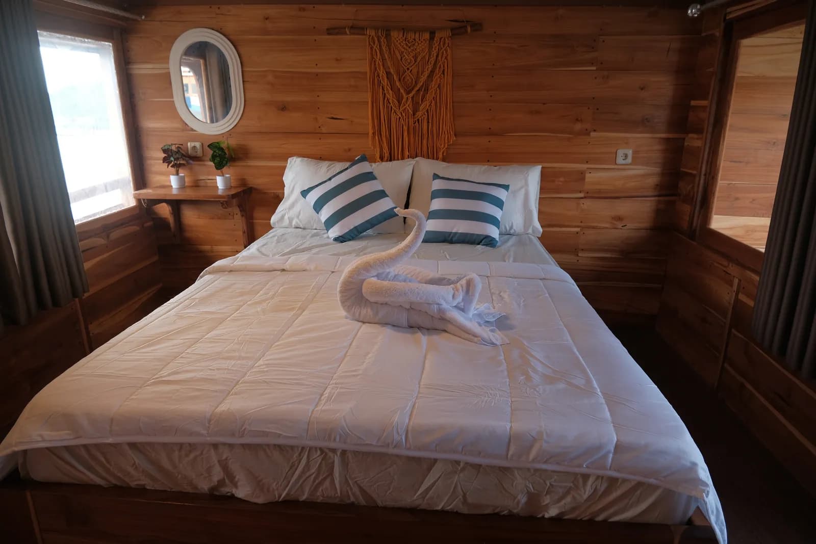 Deluxe Cabin 1 - Komodo Labuan Bajo Phinisi Boat Cabin