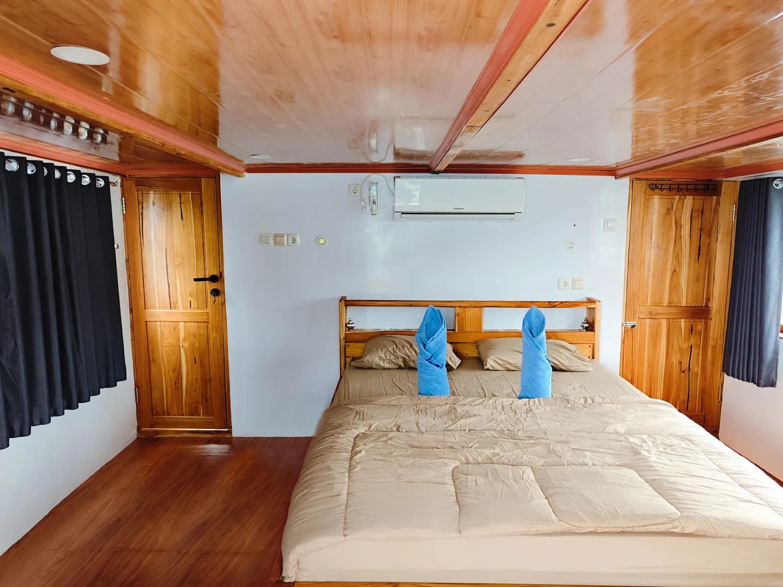 Master Room - Komodo Labuan Bajo Phinisi Boat Cabin