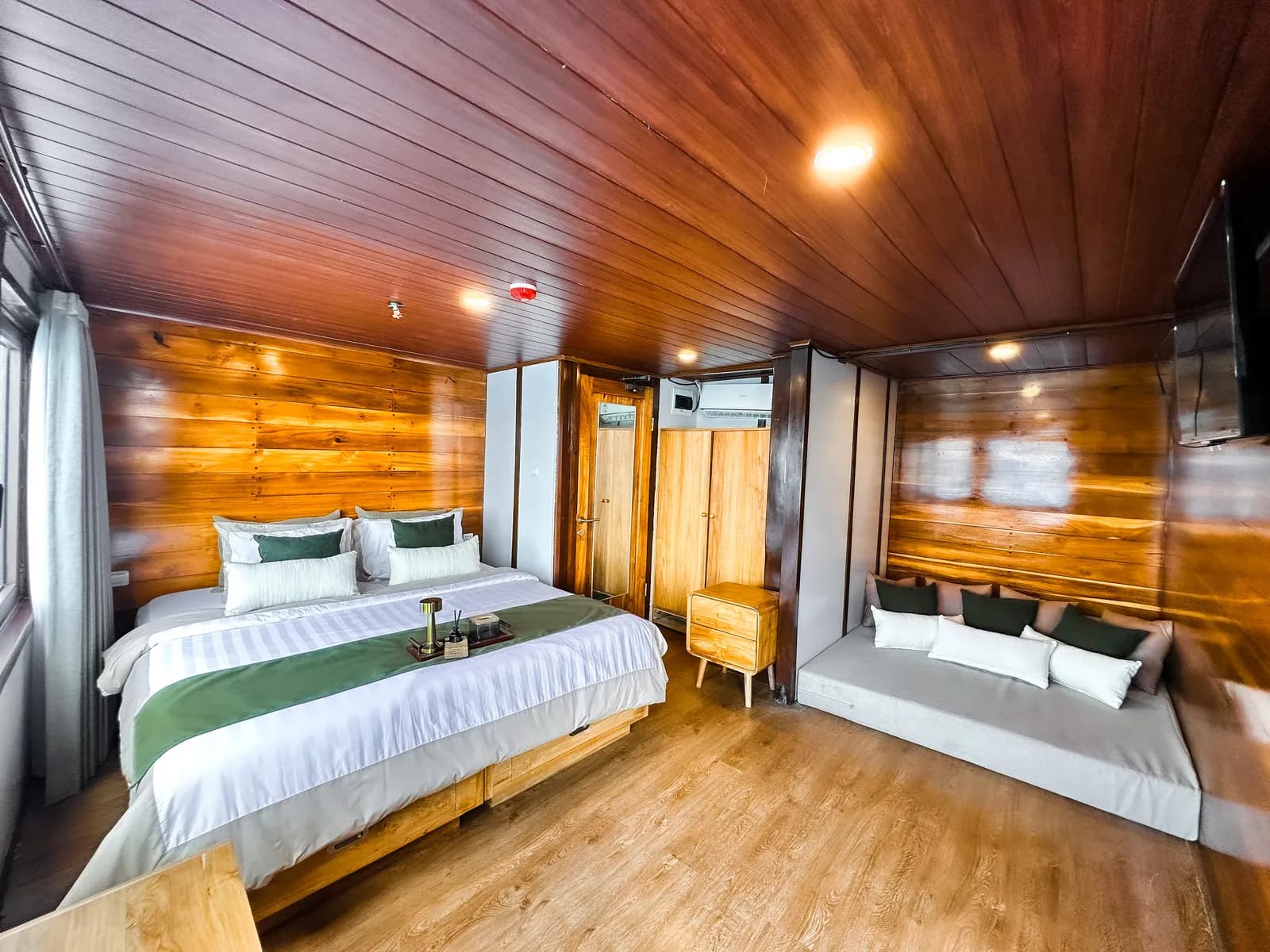 Junior Suite Cabin - Komodo Labuan Bajo Phinisi Boat Cabin