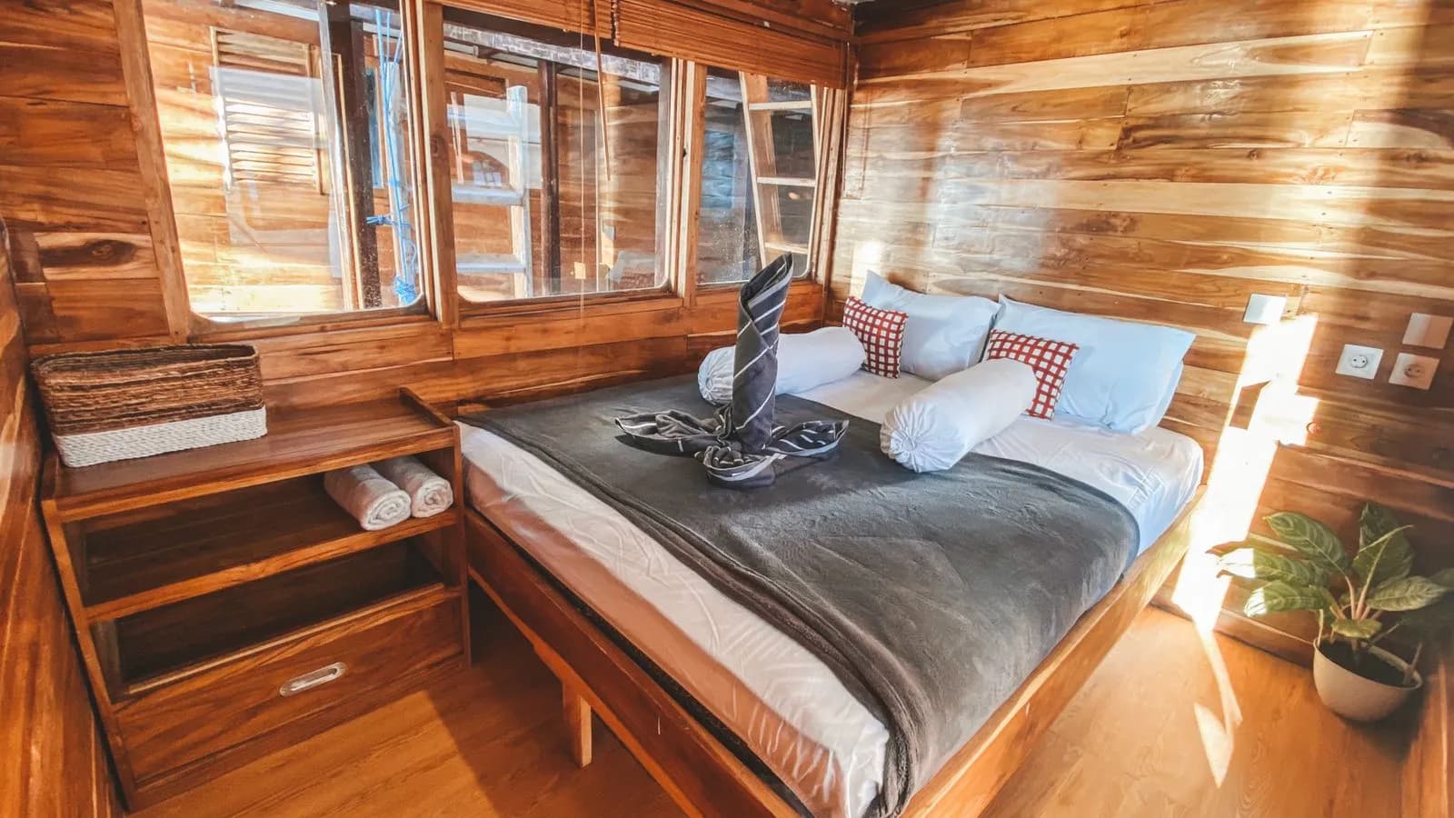 Dolphin Room - Komodo Labuan Bajo Phinisi Boat Cabin