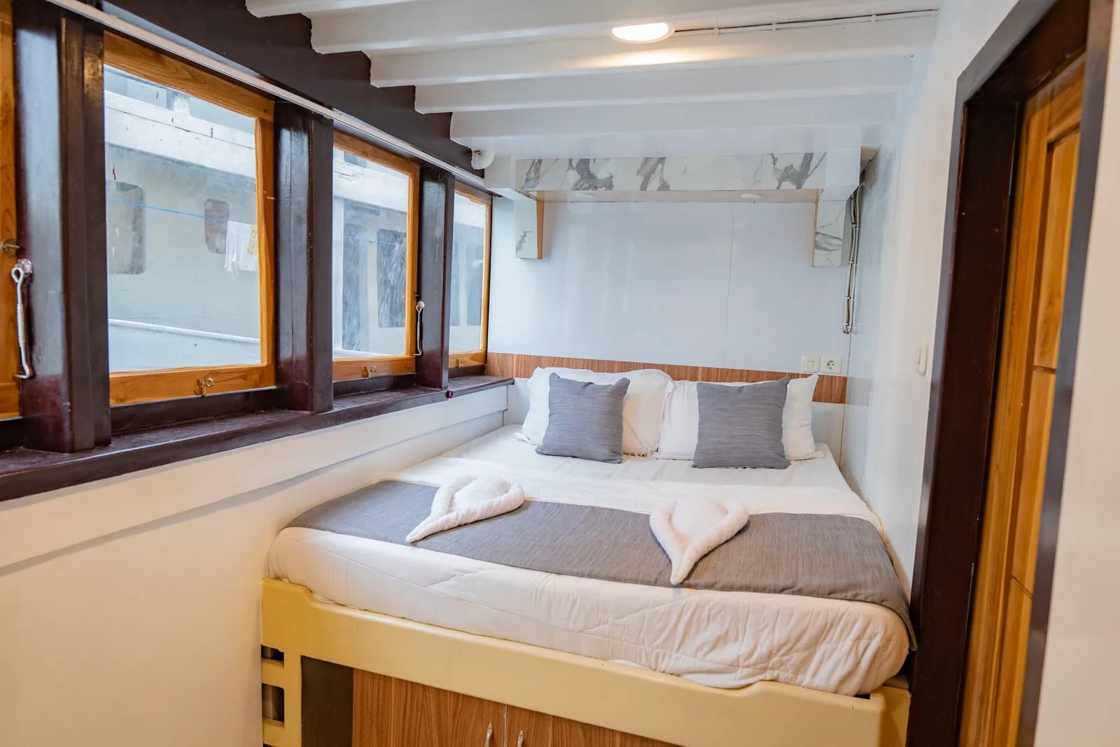 Full Ocean - Komodo Labuan Bajo Phinisi Boat Cabin