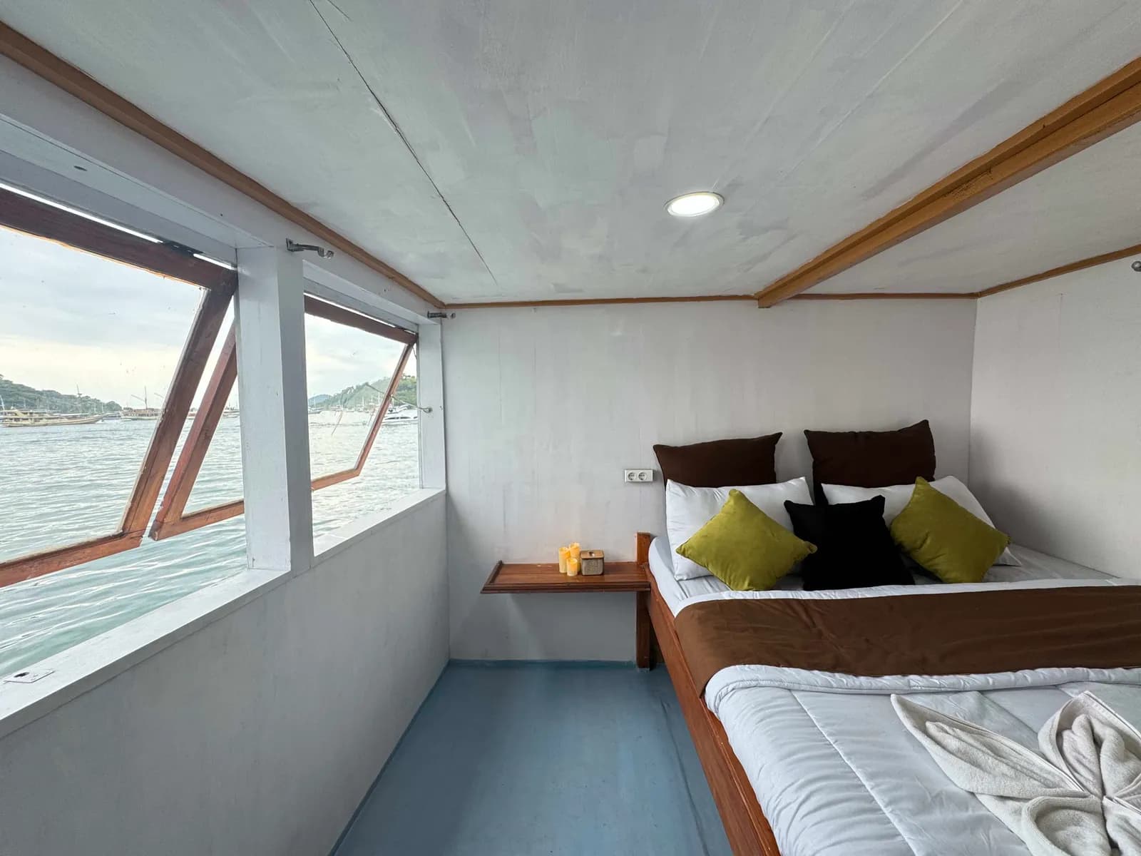 Deluxe Cabin - Komodo Labuan Bajo Phinisi Boat Cabin