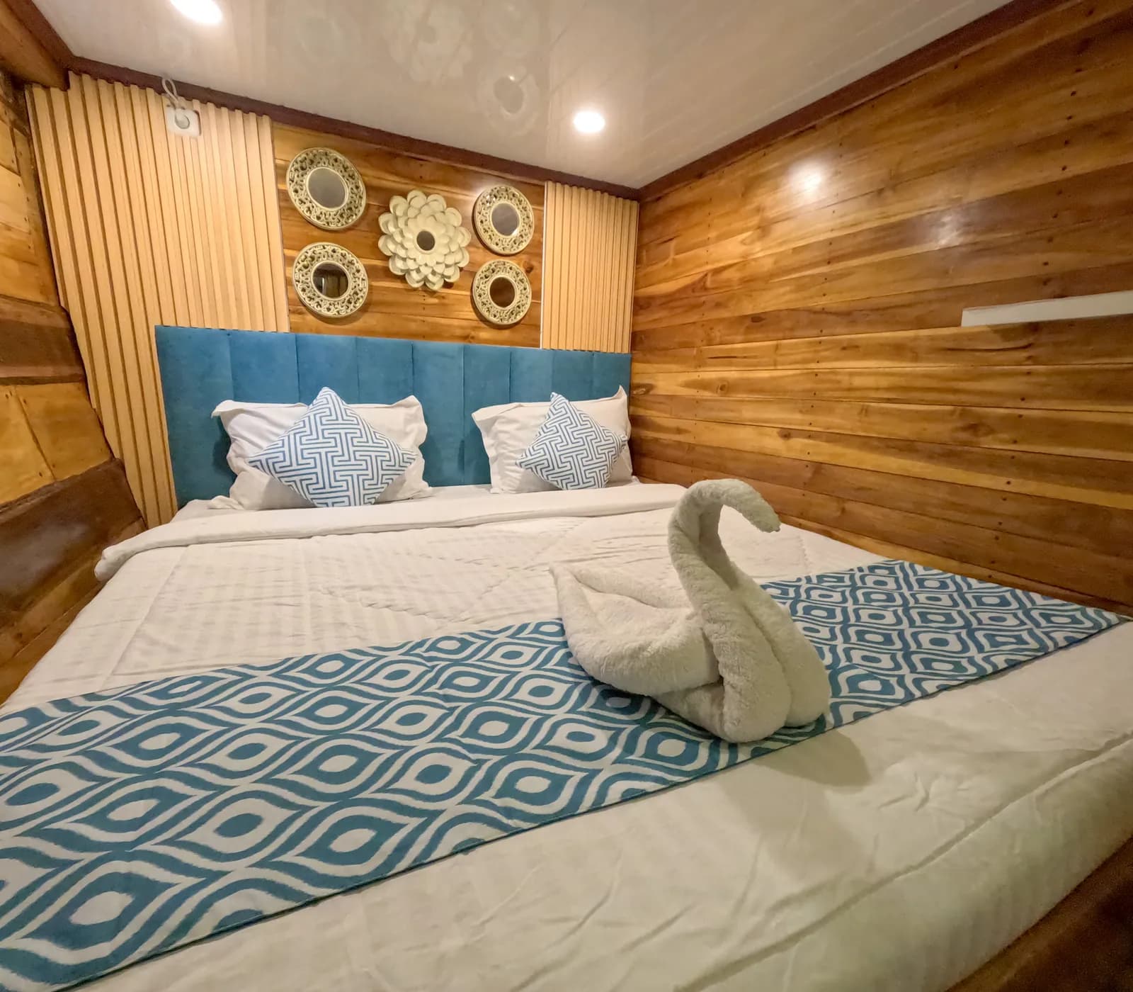 Superior Cabin 2 - Komodo Labuan Bajo Phinisi Boat Cabin