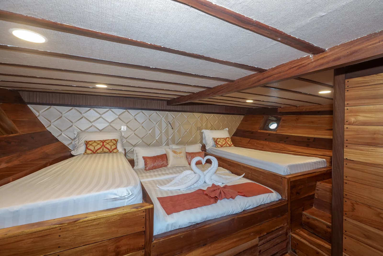 Family Cabin - Komodo Labuan Bajo Phinisi Boat Cabin