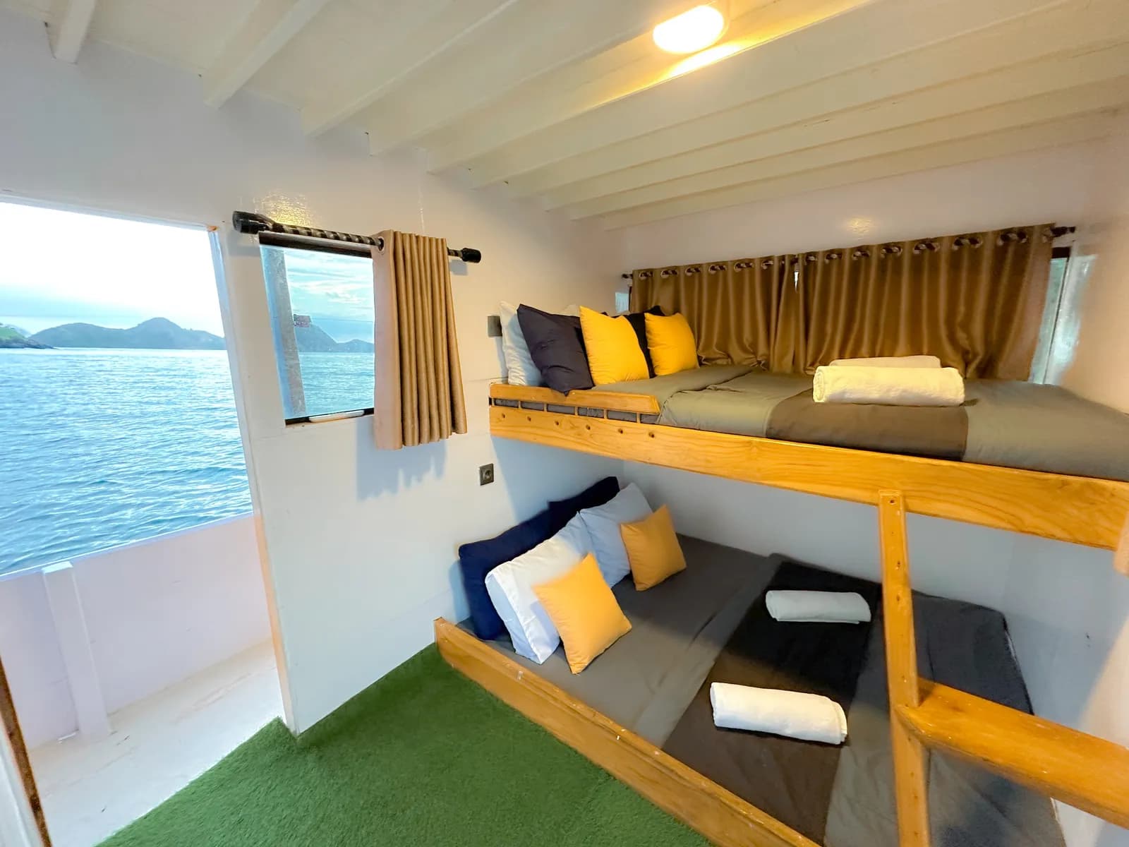 Deluxe Cabin - Komodo Labuan Bajo Phinisi Boat Cabin