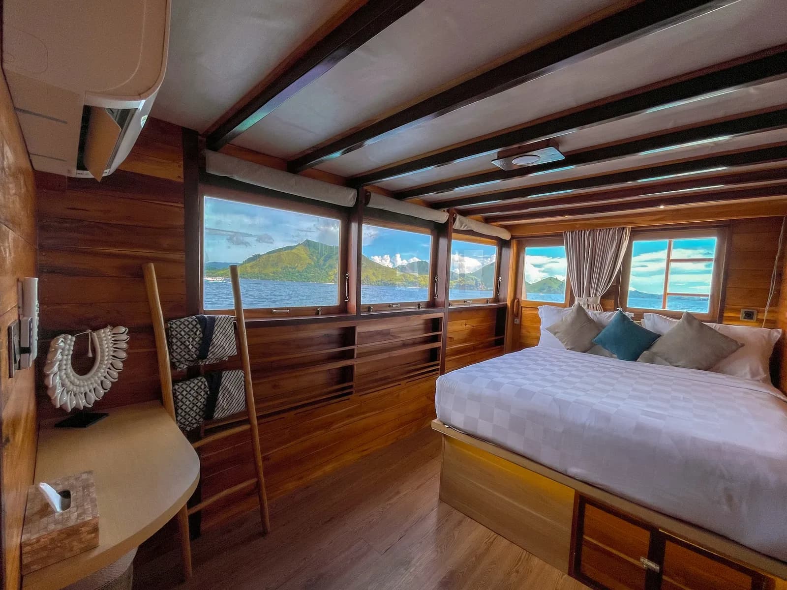Western Cabin - Komodo Labuan Bajo Phinisi Boat Cabin