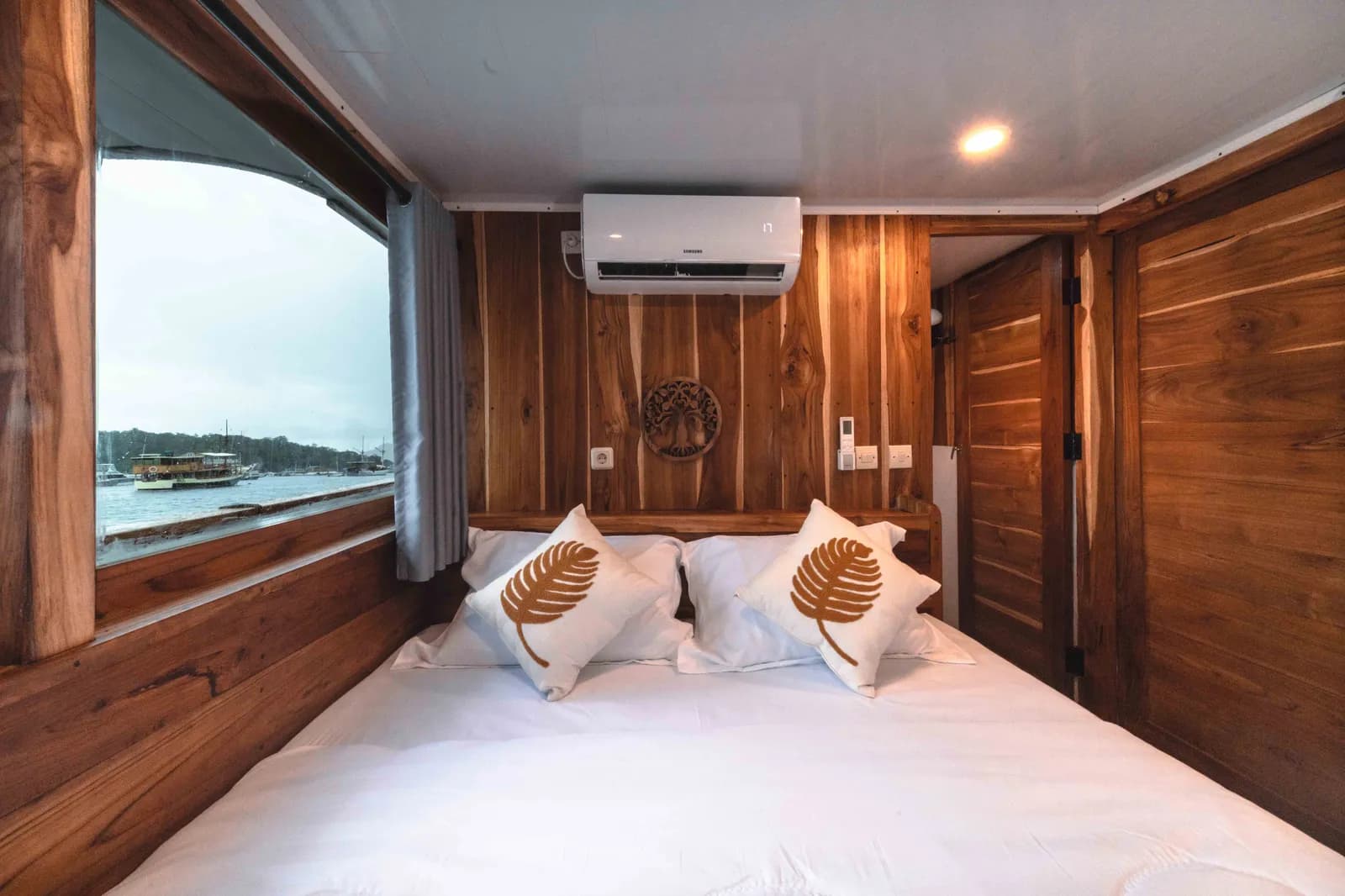 Deluxe Ocean  - Komodo Labuan Bajo Phinisi Boat Cabin