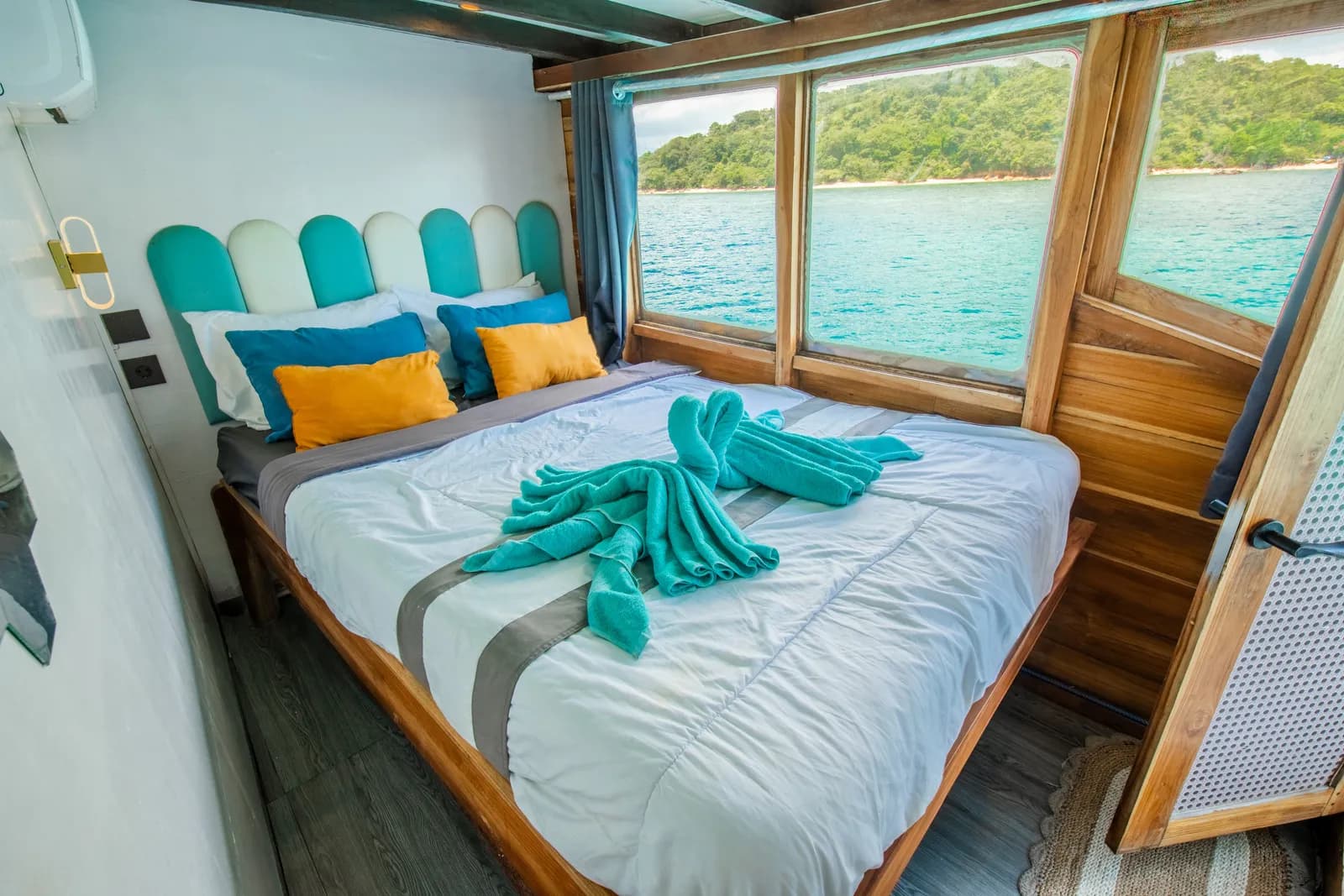 Deluxe Cabin - Komodo Labuan Bajo Phinisi Boat Cabin