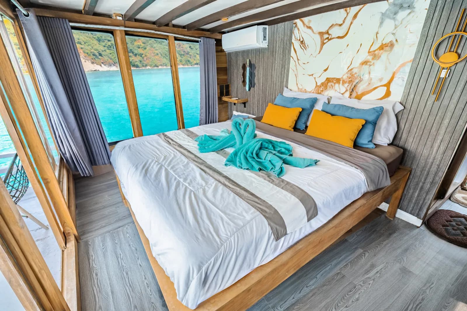 Master Cabin - Komodo Labuan Bajo Phinisi Boat Cabin