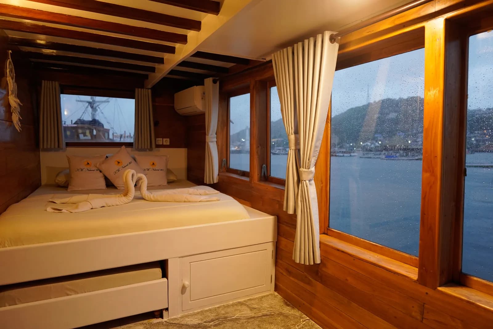 Suite Cabin - Komodo Labuan Bajo Phinisi Boat Cabin