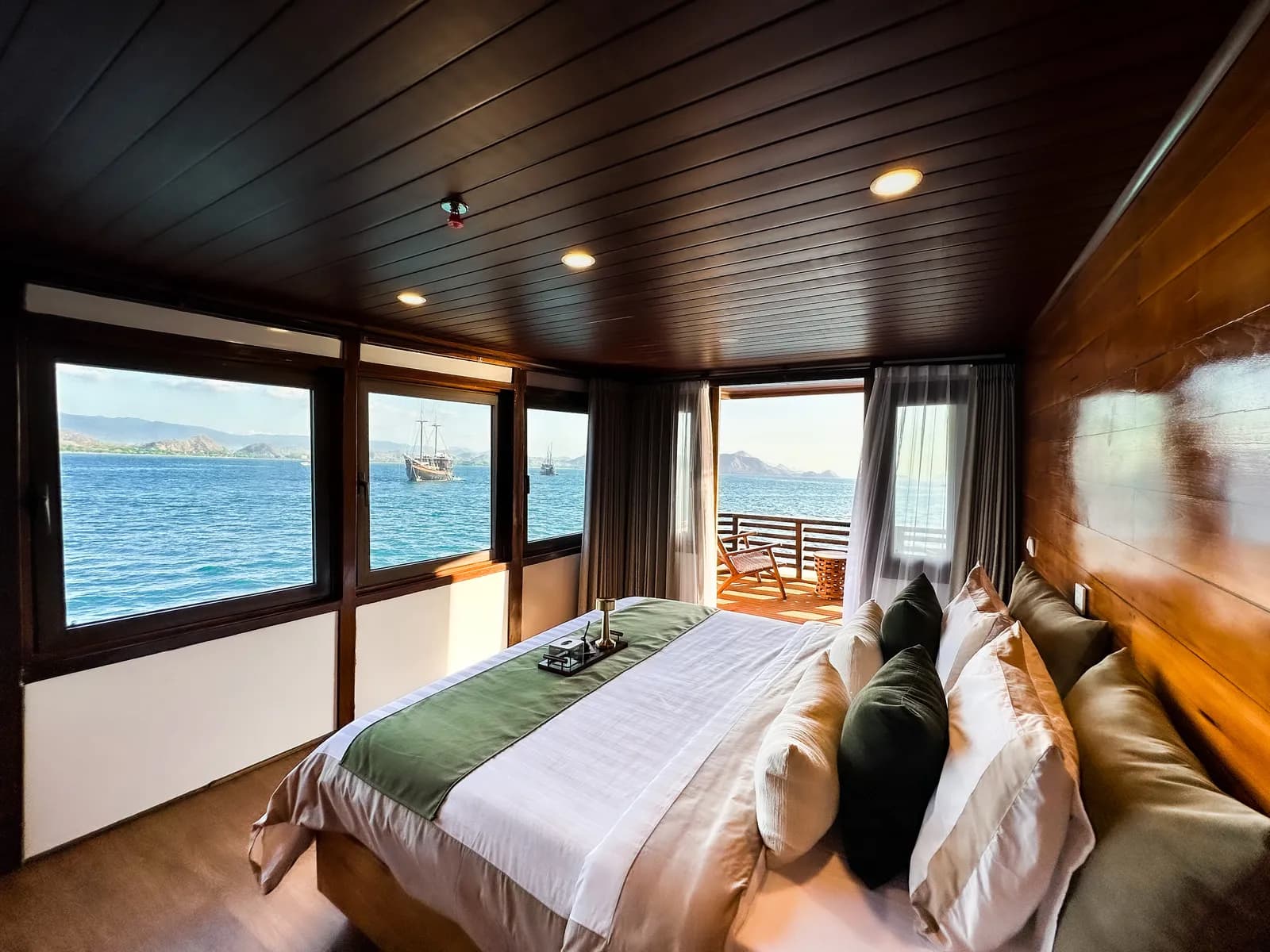 Mansard Cabin - Komodo Labuan Bajo Phinisi Boat Cabin