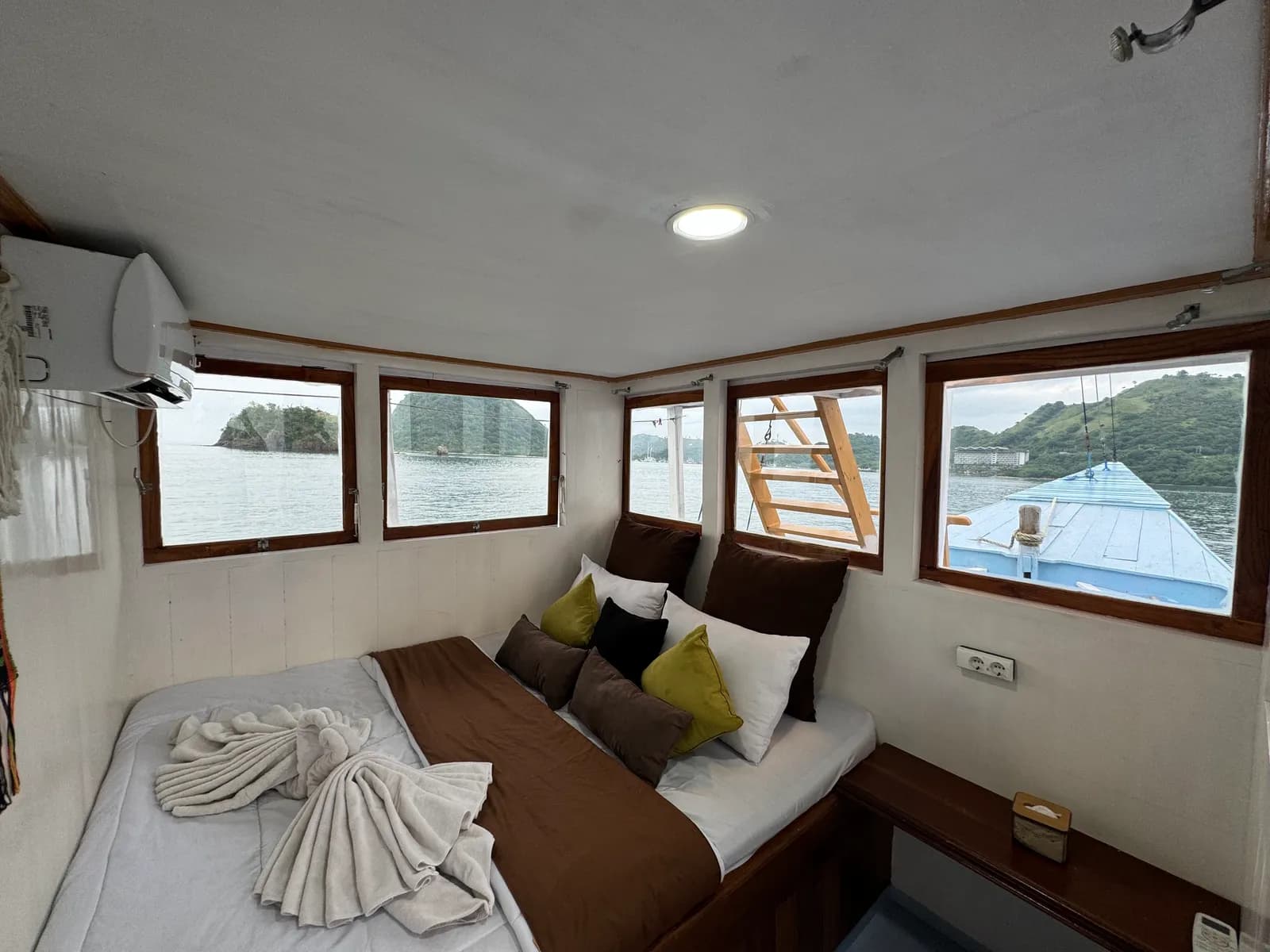 Suite Cabin - Komodo Labuan Bajo Phinisi Boat Cabin