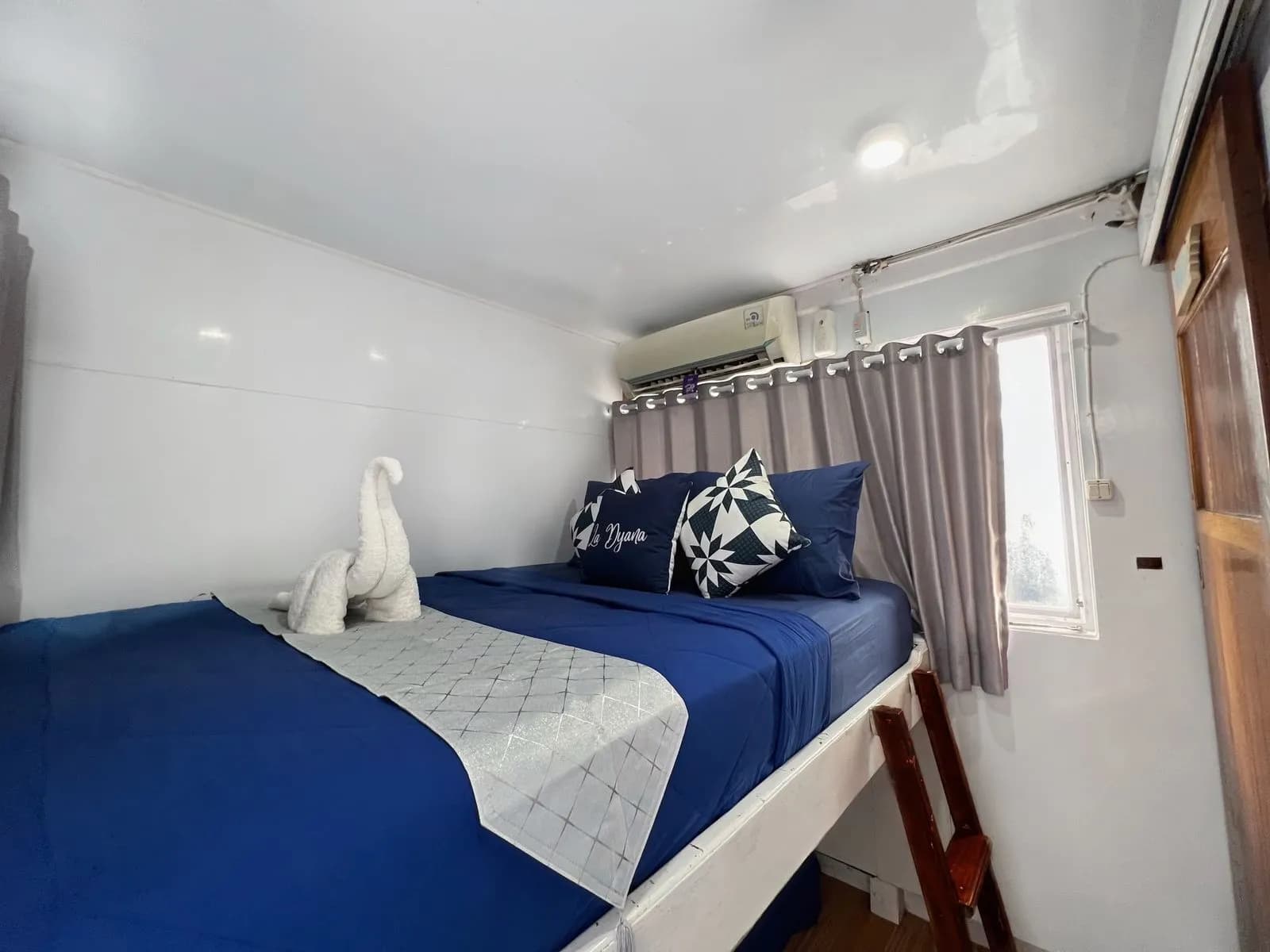 Deluxe Cabin - Komodo Labuan Bajo Phinisi Boat Cabin
