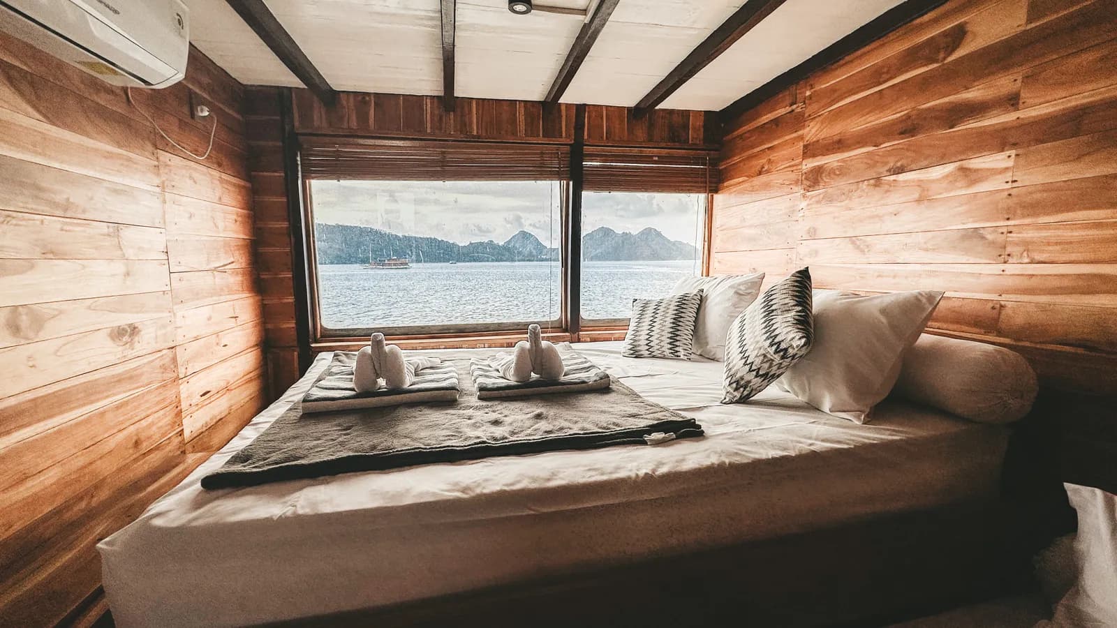 Hindia Room - Komodo Labuan Bajo Phinisi Boat Cabin