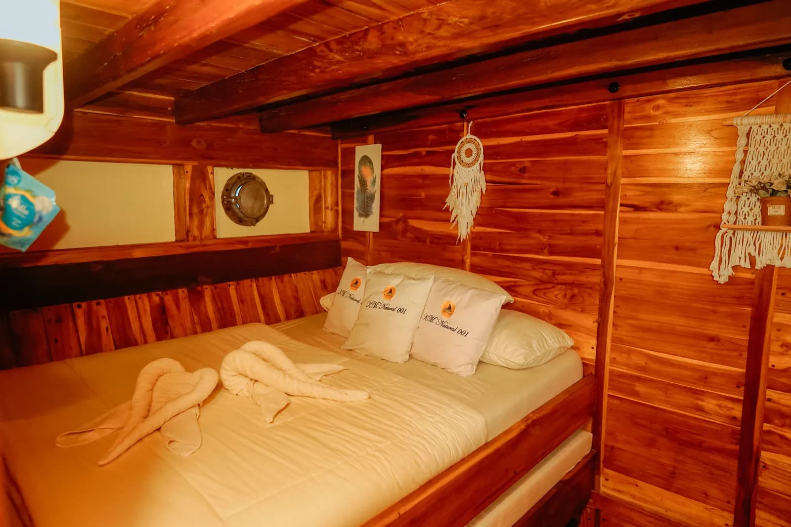 Deluxe Cabin - Komodo Labuan Bajo Phinisi Boat Cabin