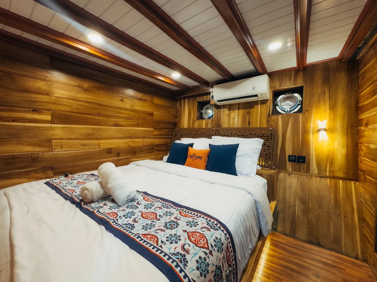 Bone Cabin - Komodo Labuan Bajo Phinisi Boat Cabin