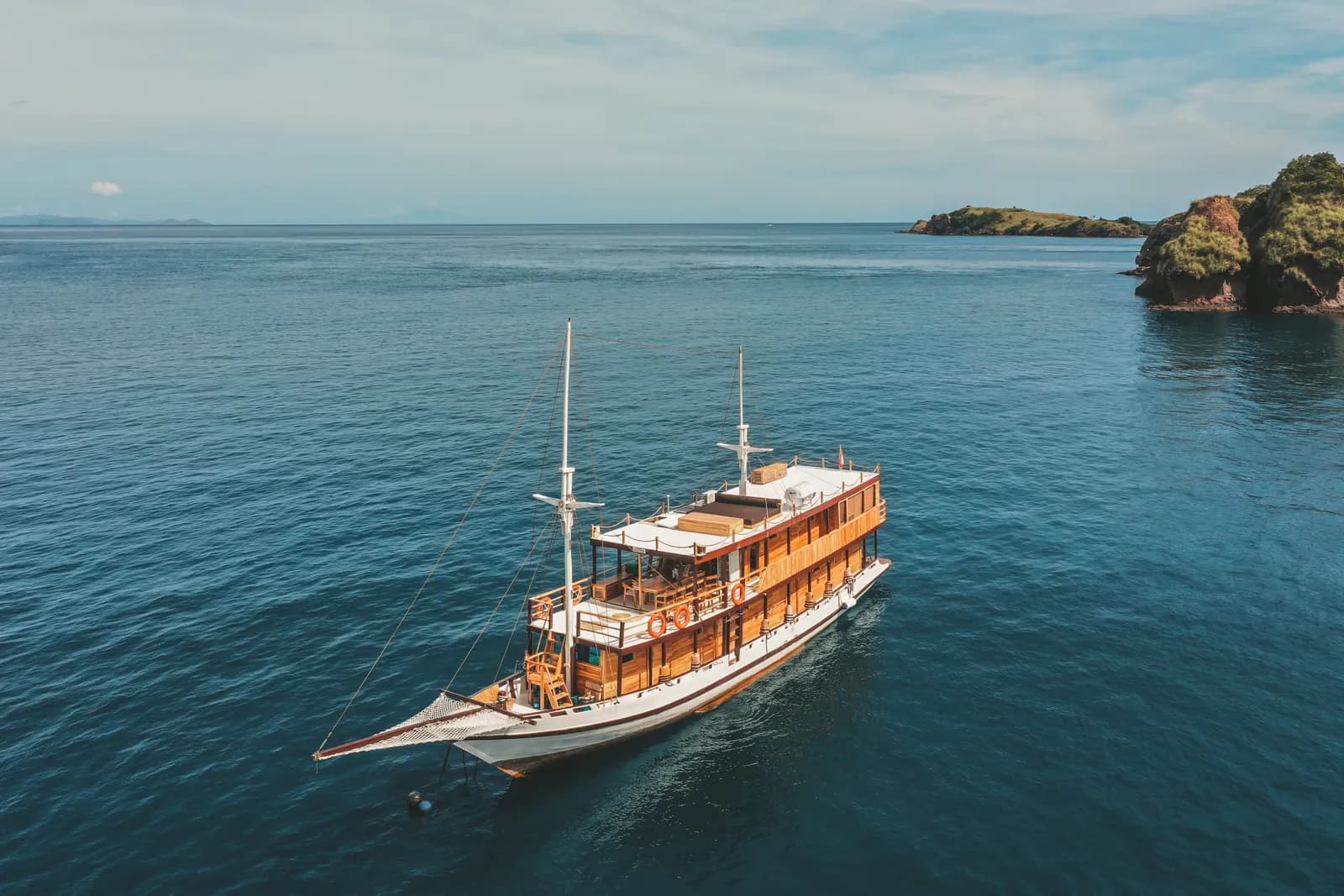 Komodo Tour 3D2N - Papiton Duwa - Komodo Labuan Bajo Phinisi Boat Tour Package