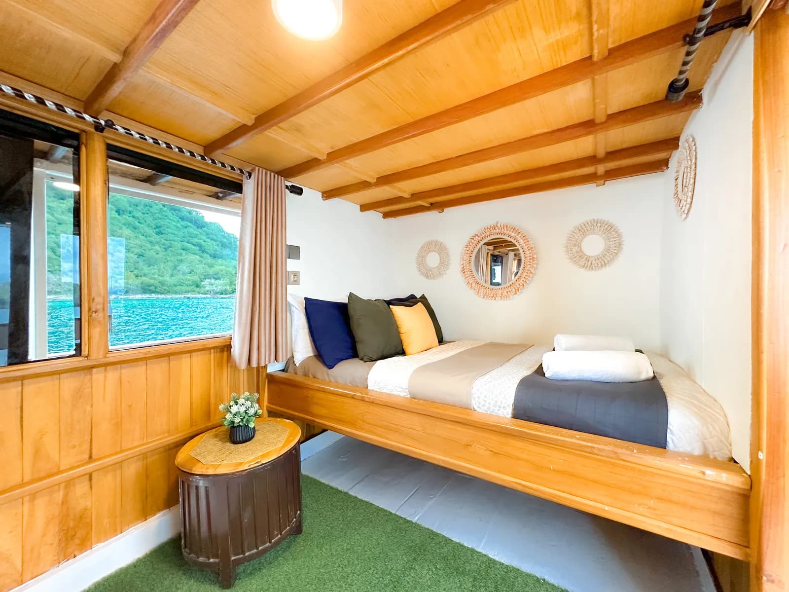 Master Cabin - Komodo Labuan Bajo Phinisi Boat Cabin