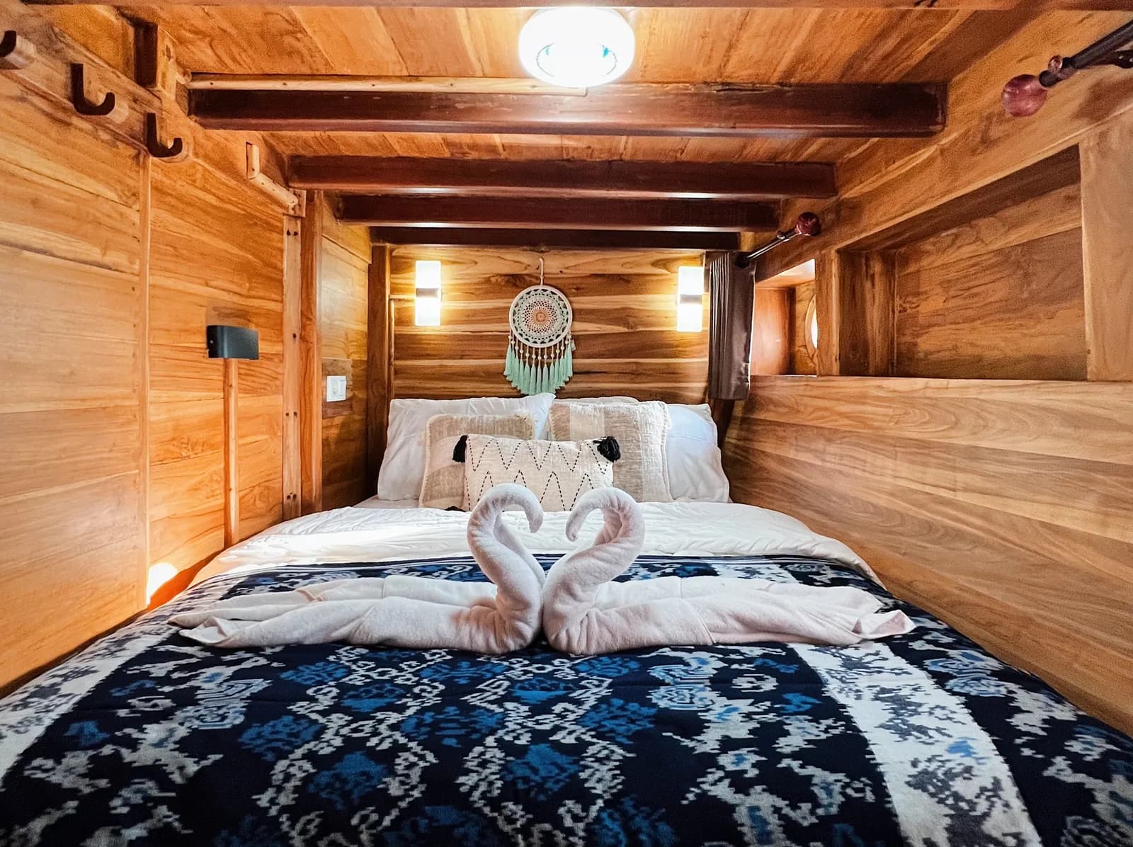 Superior Cabin - Komodo Labuan Bajo Phinisi Boat Cabin