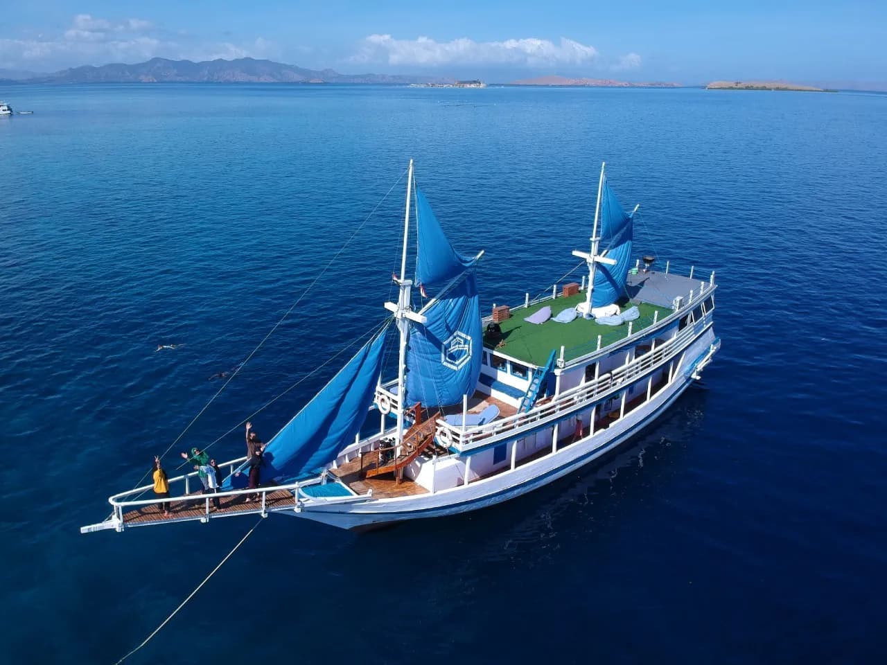 Komodo Tour 3D2N - La Nissa Phinisi - Komodo Labuan Bajo Phinisi Boat Tour Package