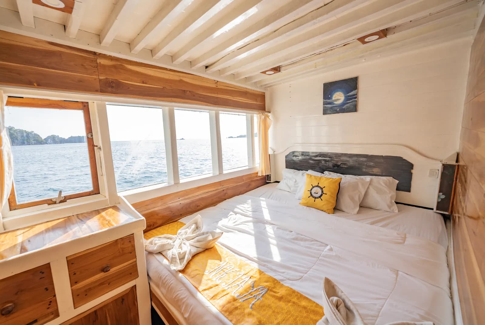 Full Ocean Cabin 1 - Komodo Labuan Bajo Phinisi Boat Cabin