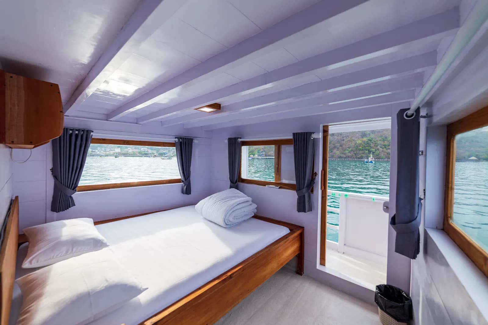 Master Cabin - Komodo Labuan Bajo Phinisi Boat Cabin