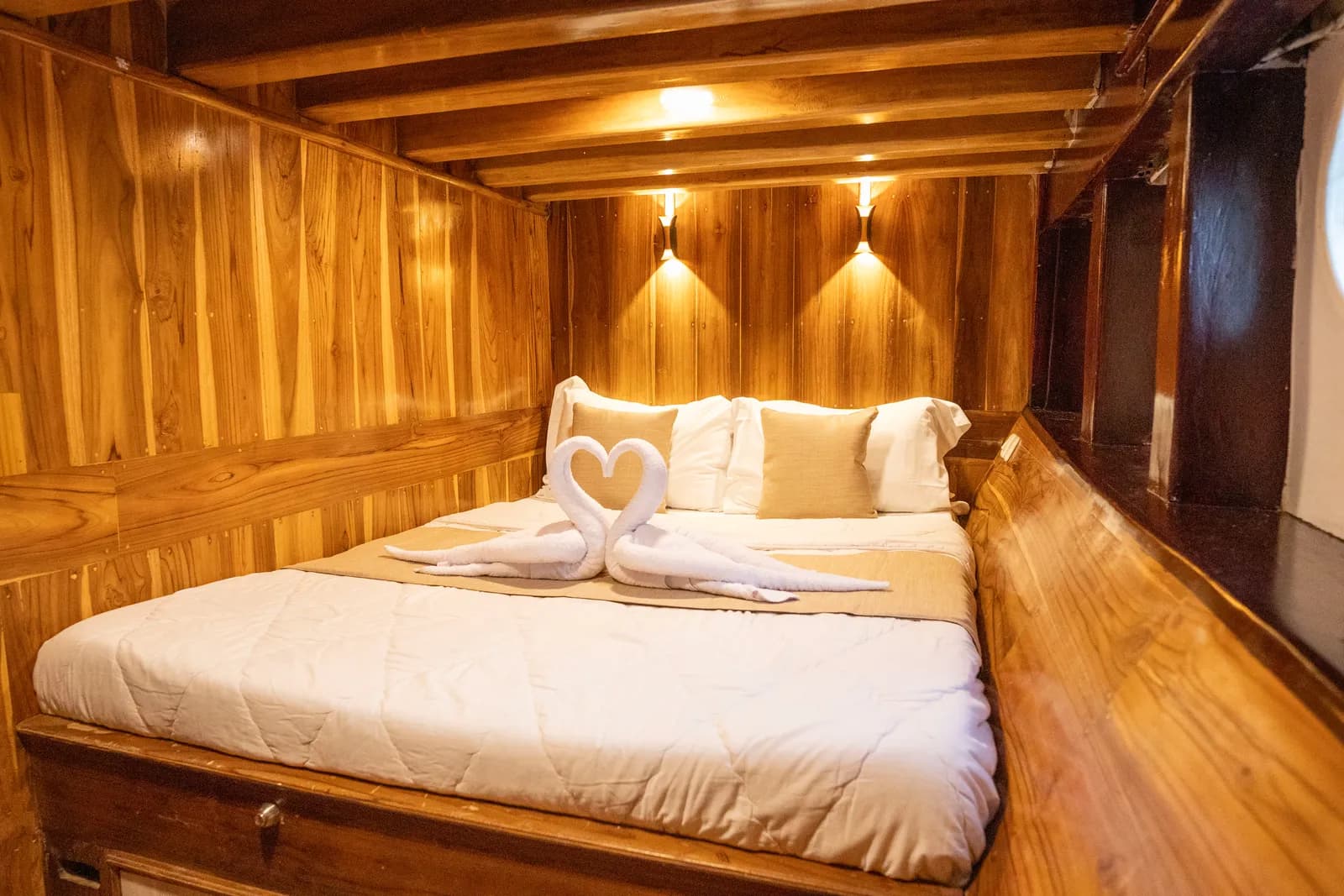 Superior Cabin - Komodo Labuan Bajo Phinisi Boat Cabin