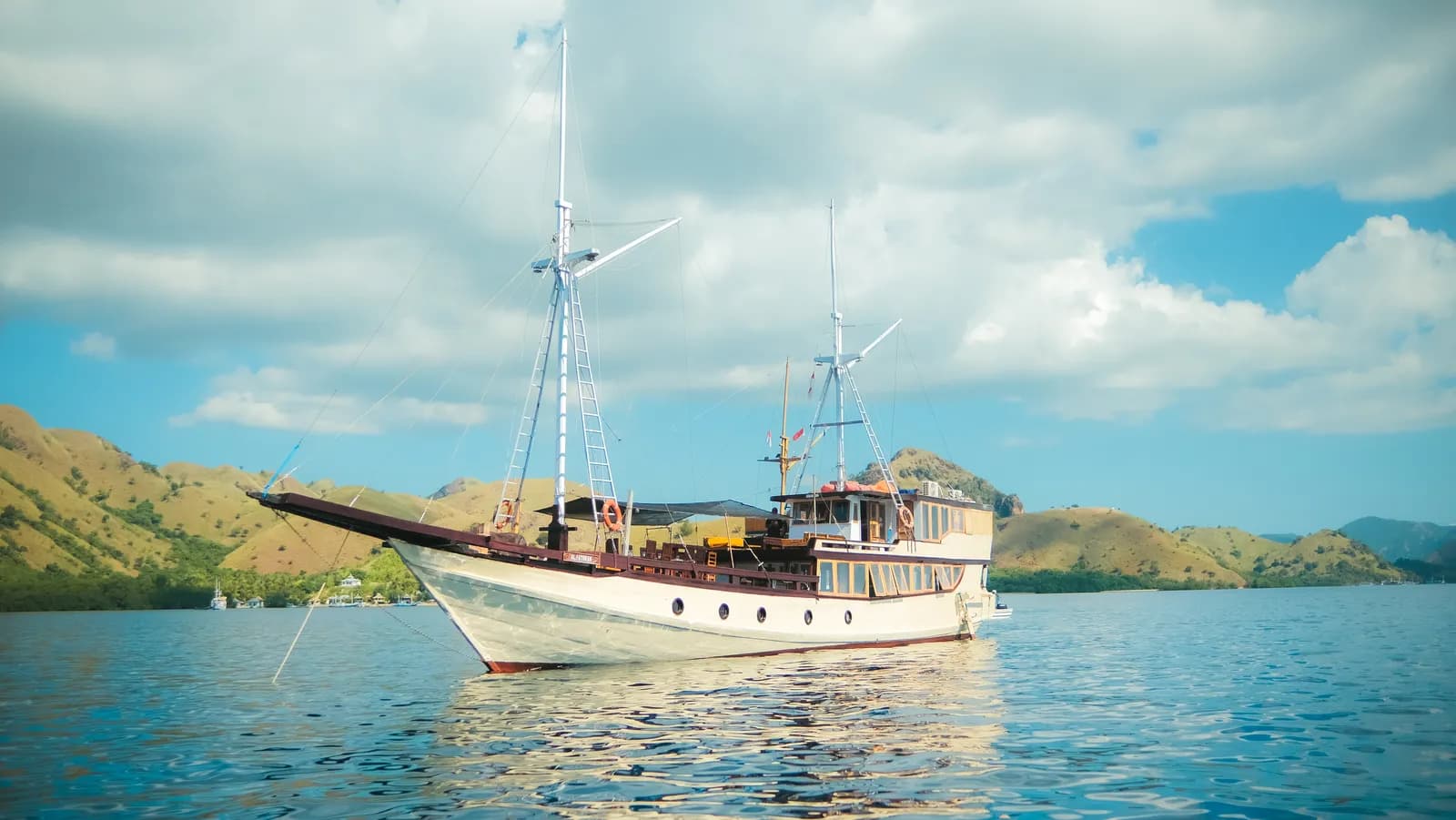 Komodo Tour 3D2N - Al Fathran Phinisi - Komodo Labuan Bajo Phinisi Boat Tour Package