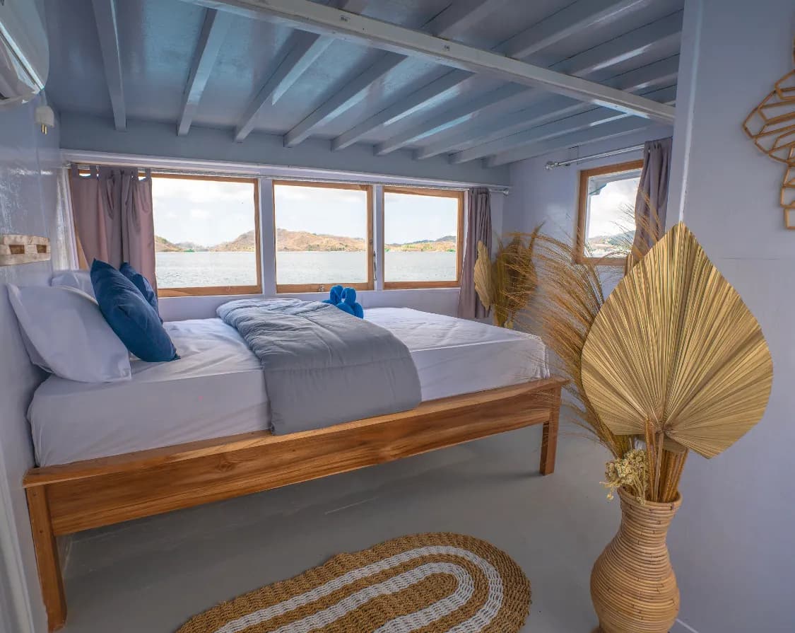 Master Cabin - Komodo Labuan Bajo Phinisi Boat Cabin