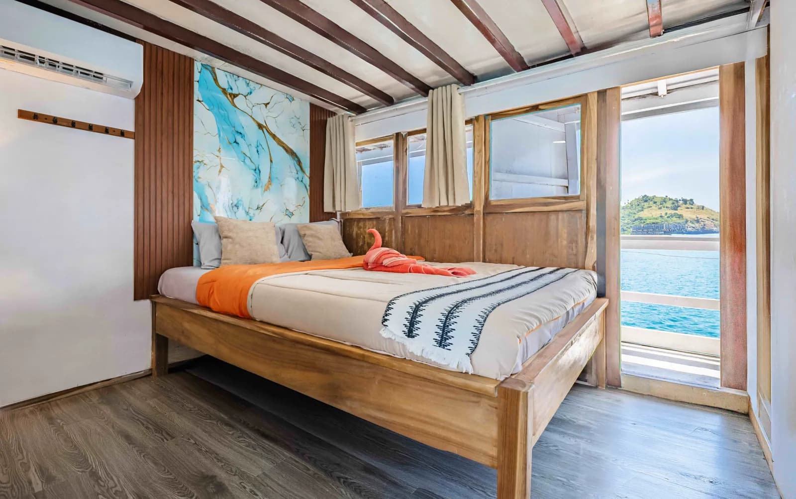 Master Cabin 2 - Komodo Labuan Bajo Phinisi Boat Cabin