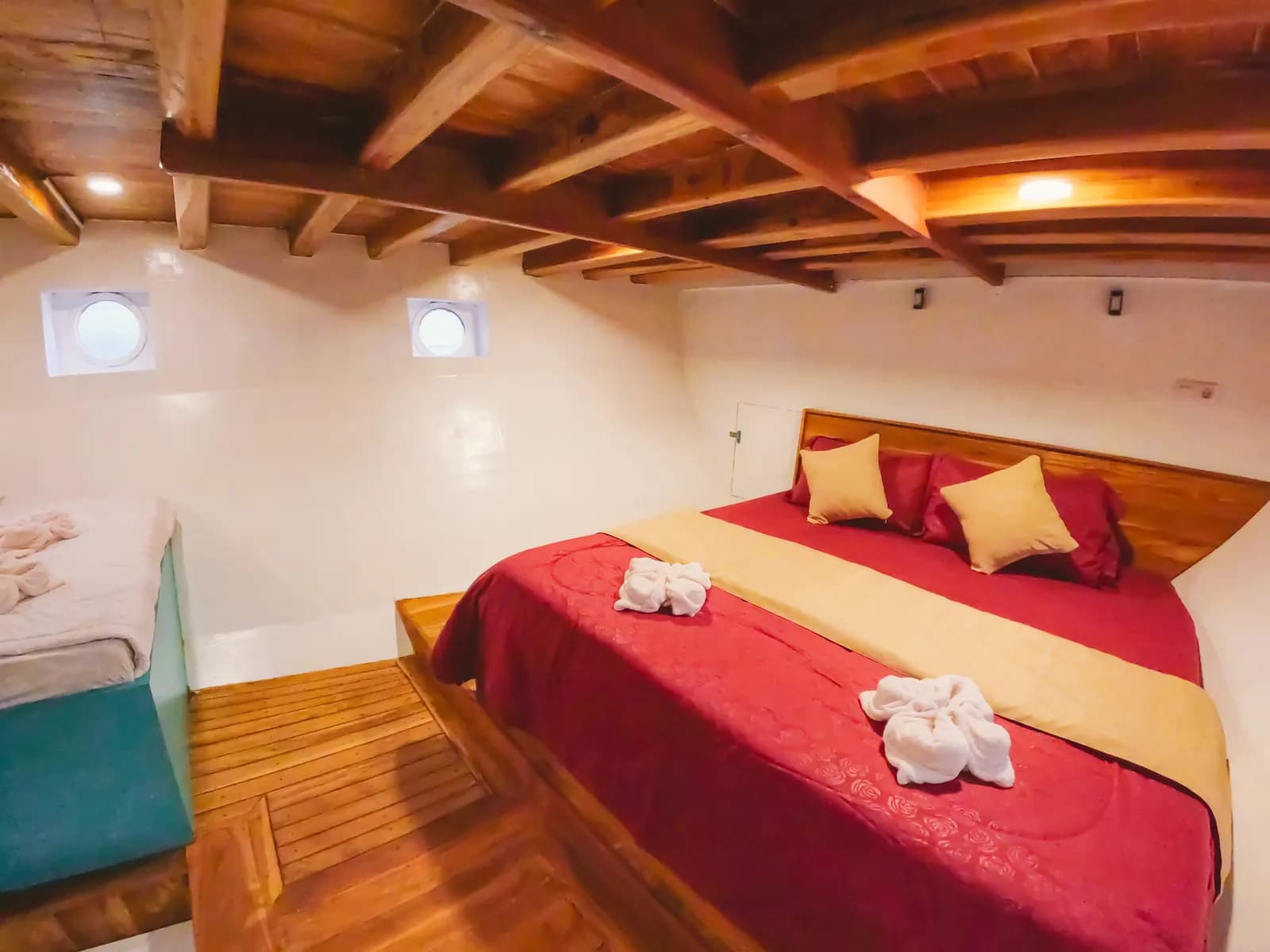Superior Family Cabin - Komodo Labuan Bajo Phinisi Boat Cabin