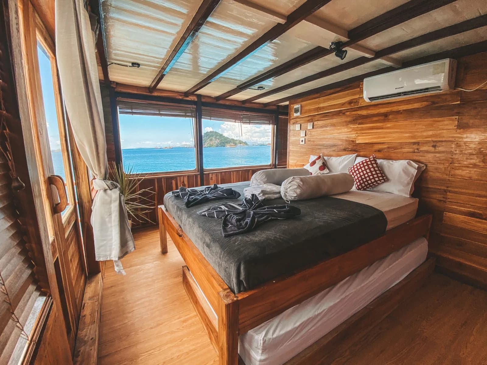 Manta Room - Komodo Labuan Bajo Phinisi Boat Cabin