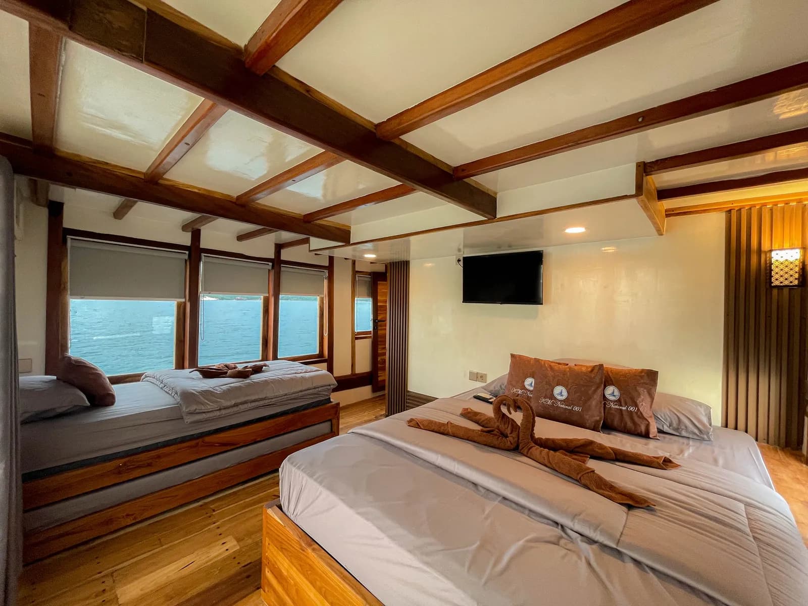 Master Cabin - Komodo Labuan Bajo Phinisi Boat Cabin