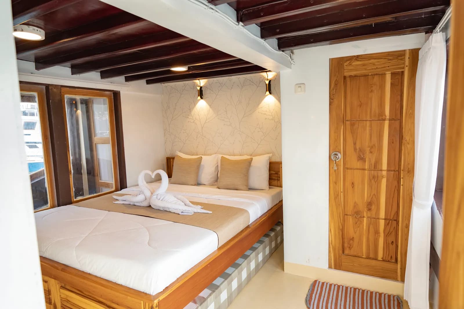 Deluxe Full Ocean - Komodo Labuan Bajo Phinisi Boat Cabin