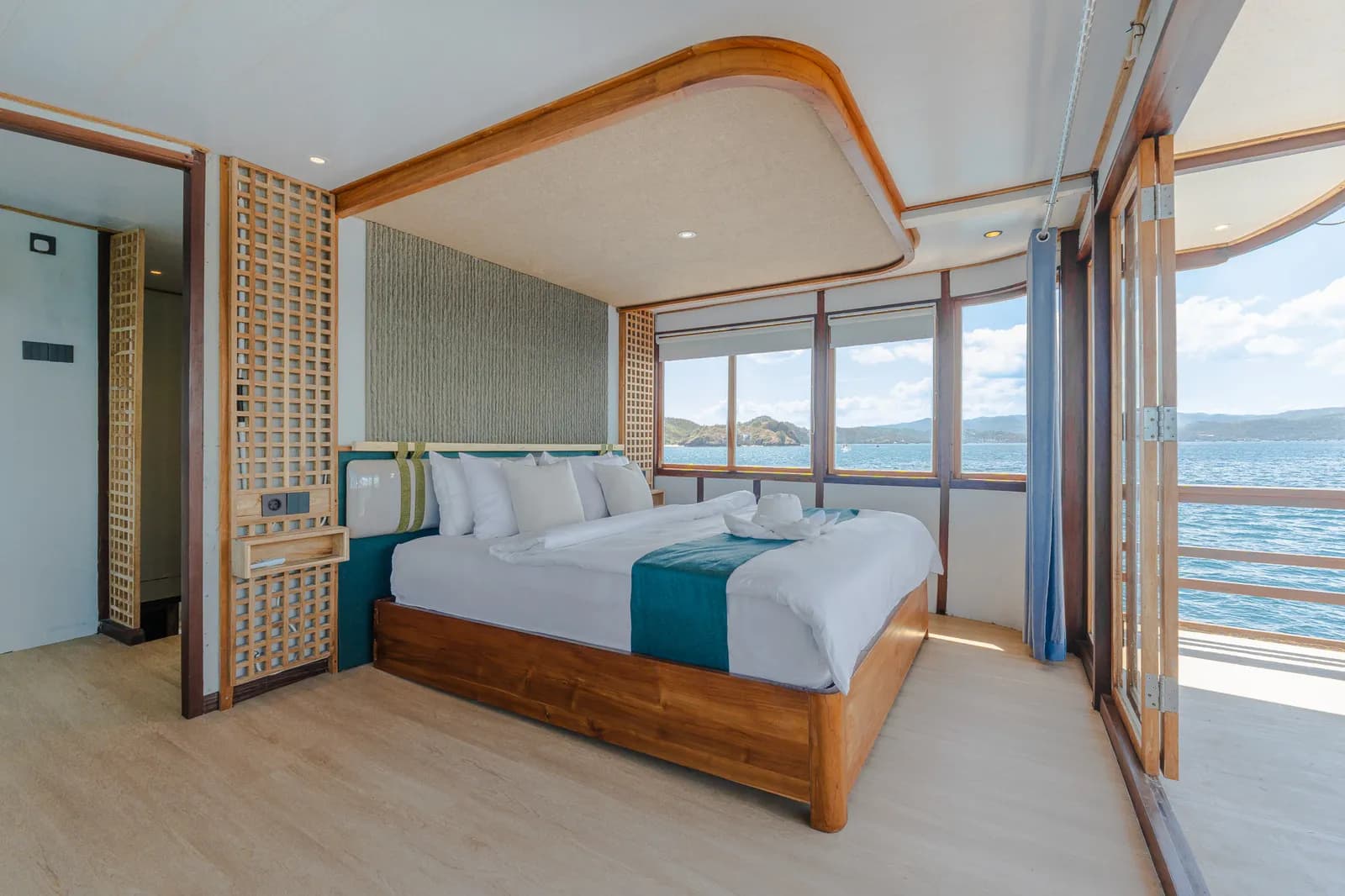 Royal Cabin - Komodo Labuan Bajo Phinisi Boat Cabin