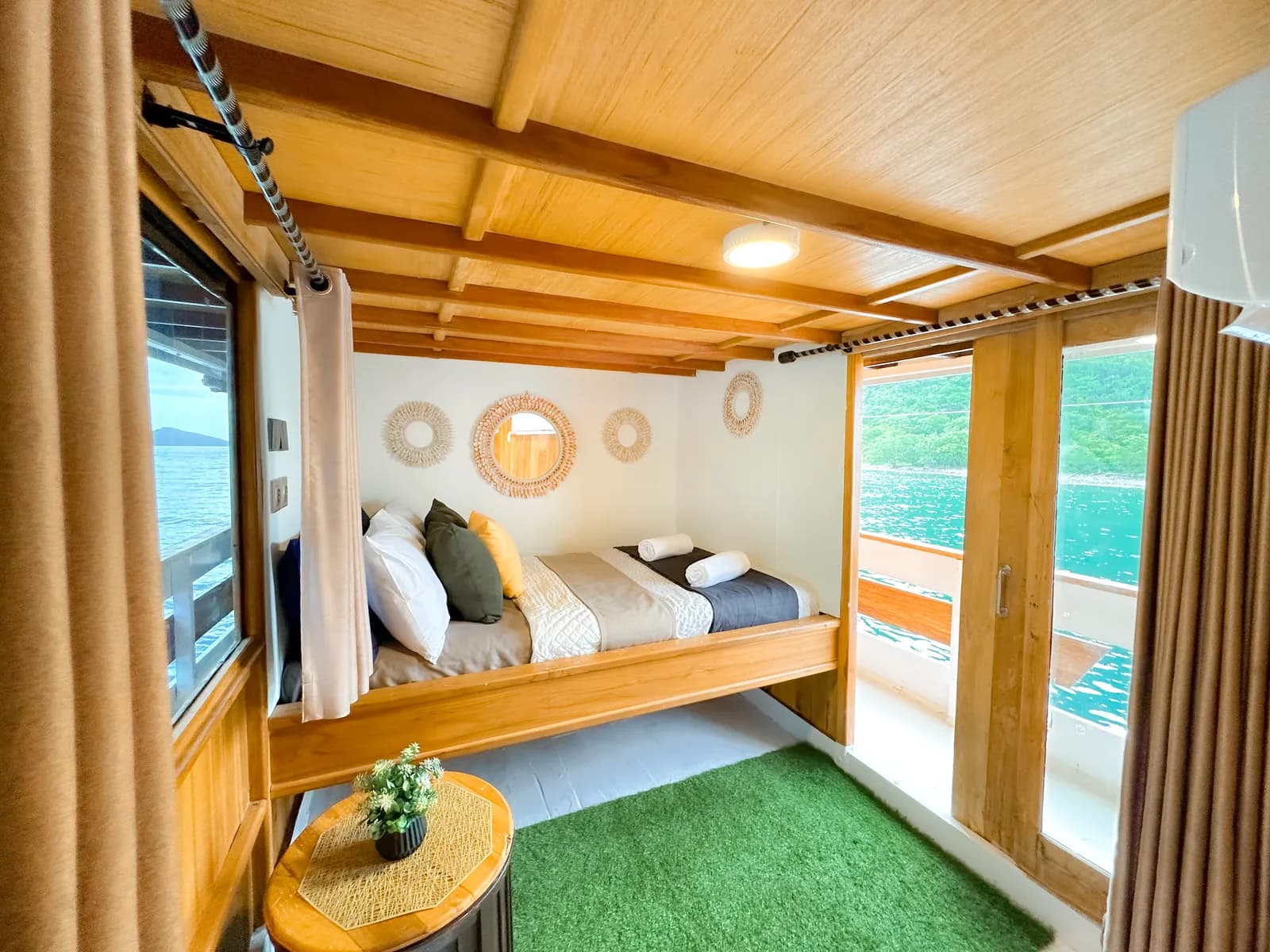 Master Cabin - Komodo Labuan Bajo Phinisi Boat Cabin