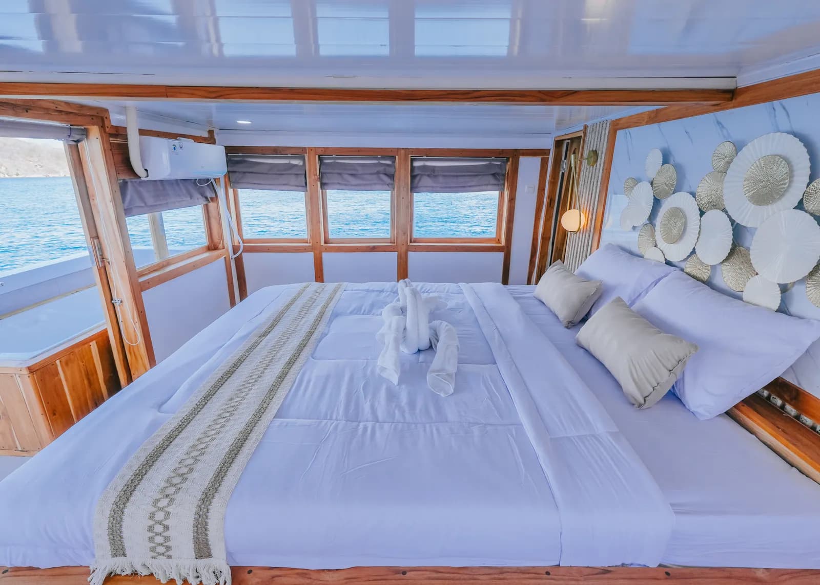 Master Cabin - Komodo Labuan Bajo Phinisi Boat Cabin