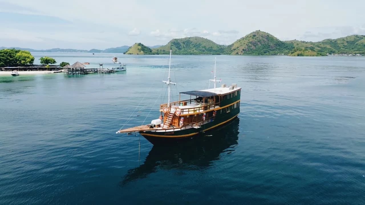Private Charter – Dahayu - Komodo Labuan Bajo Phinisi Boat Tour Package