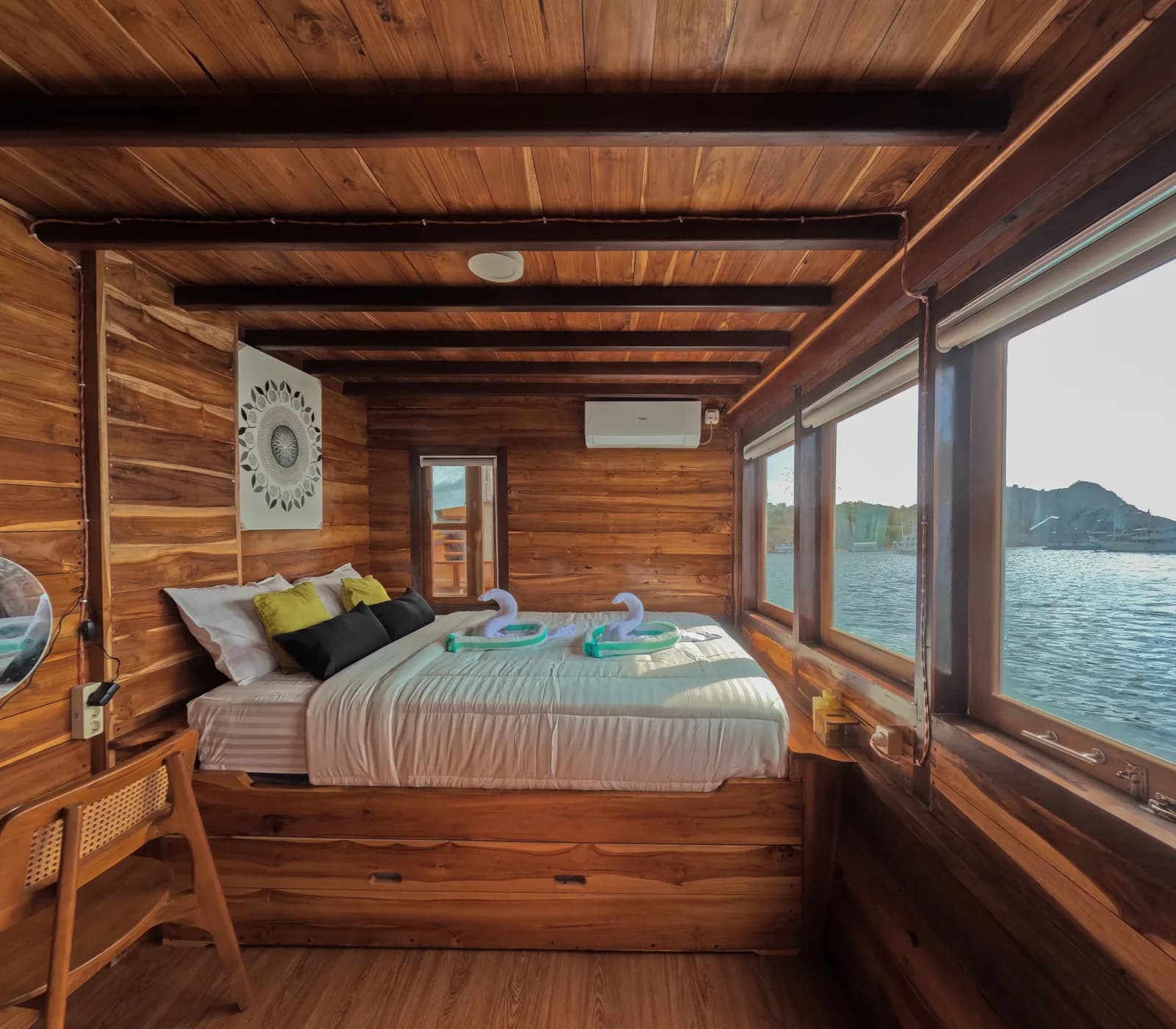 Deluxe Cabin - Komodo Labuan Bajo Phinisi Boat Cabin